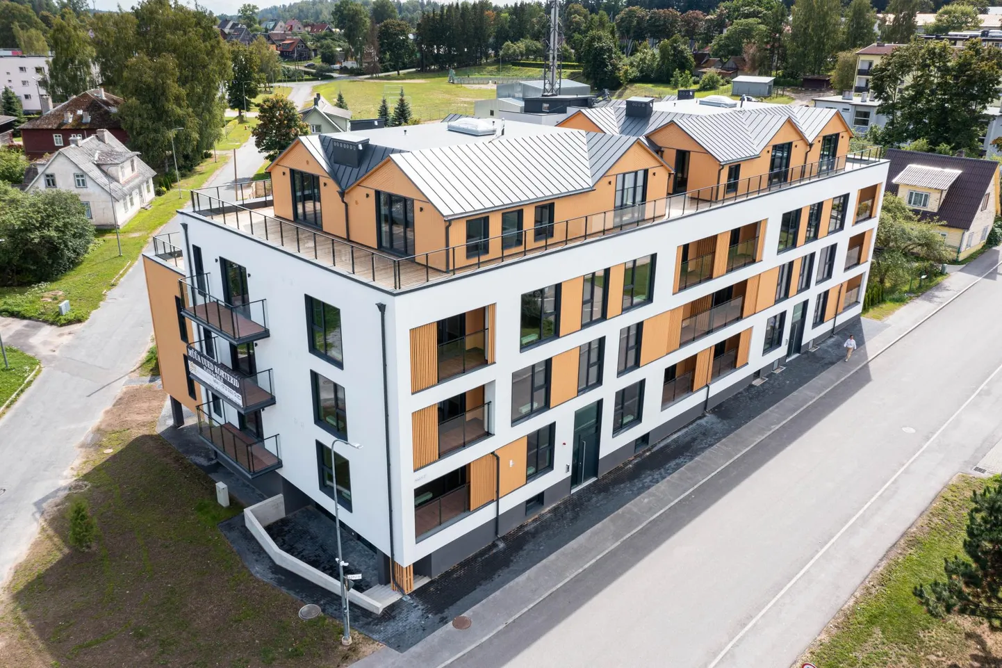 Otepää kesklinna rajatud korterelamust pidi saama üürimaja, aga hiljuti paisati sealsed korterid hoopis müüki.