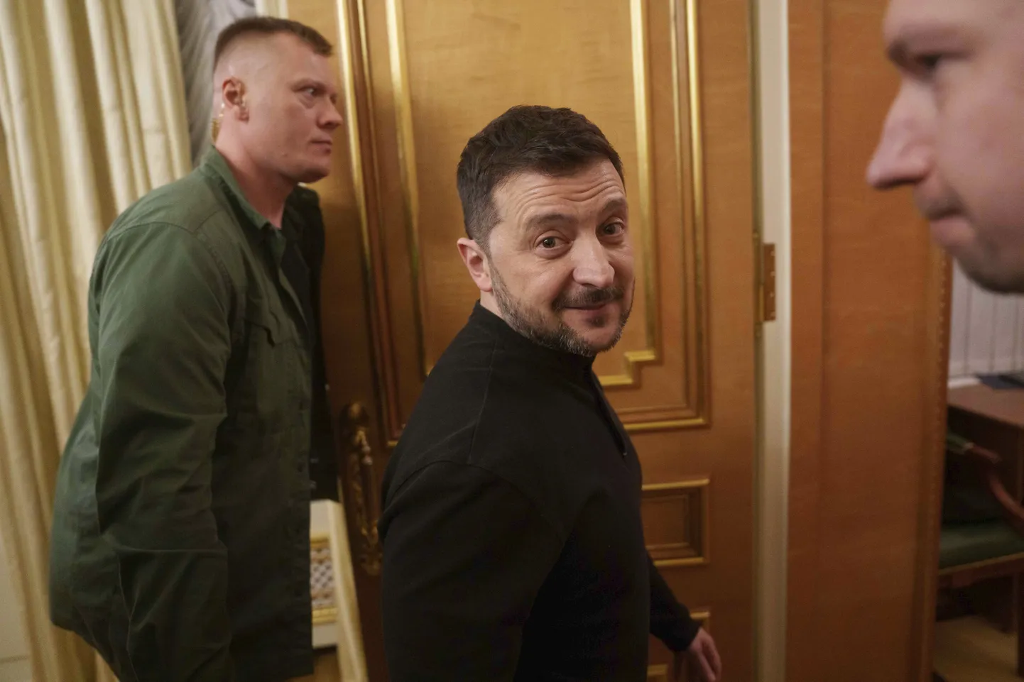 Ukraina president Volodõmõr Zelenskõi Kiievis, teel pressikonverentsile 1. aprillil 2025. a.