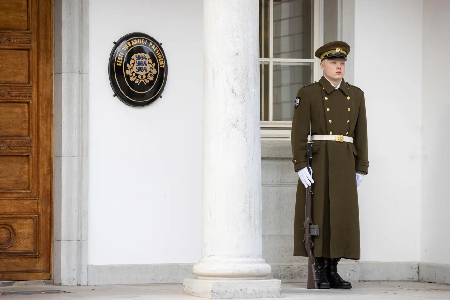 Ametisse astunud president Alar Karise soovil valvavad sõdurid presidendi kantseleid taas paraadvormis.