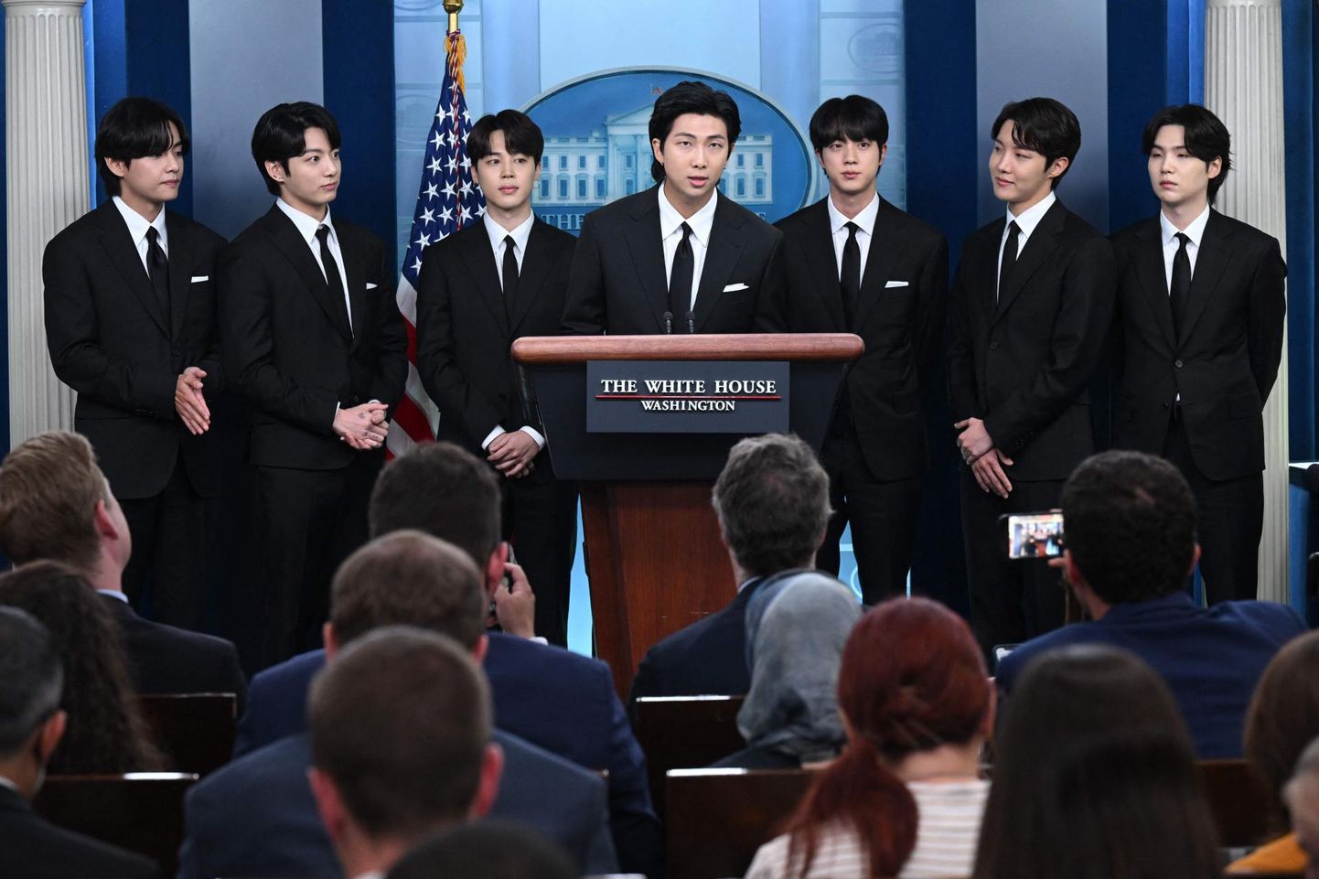 Korea popi ehk K-popi kõige moodsamaid bände BTS oli kutsutud USA presidendi kantsi Valgesse majja kõnet pidama. Noored muusikud kutsusid maailma üles lõpetama koroonapandeemias sündinud vihaliikumist asiaatide vastu.