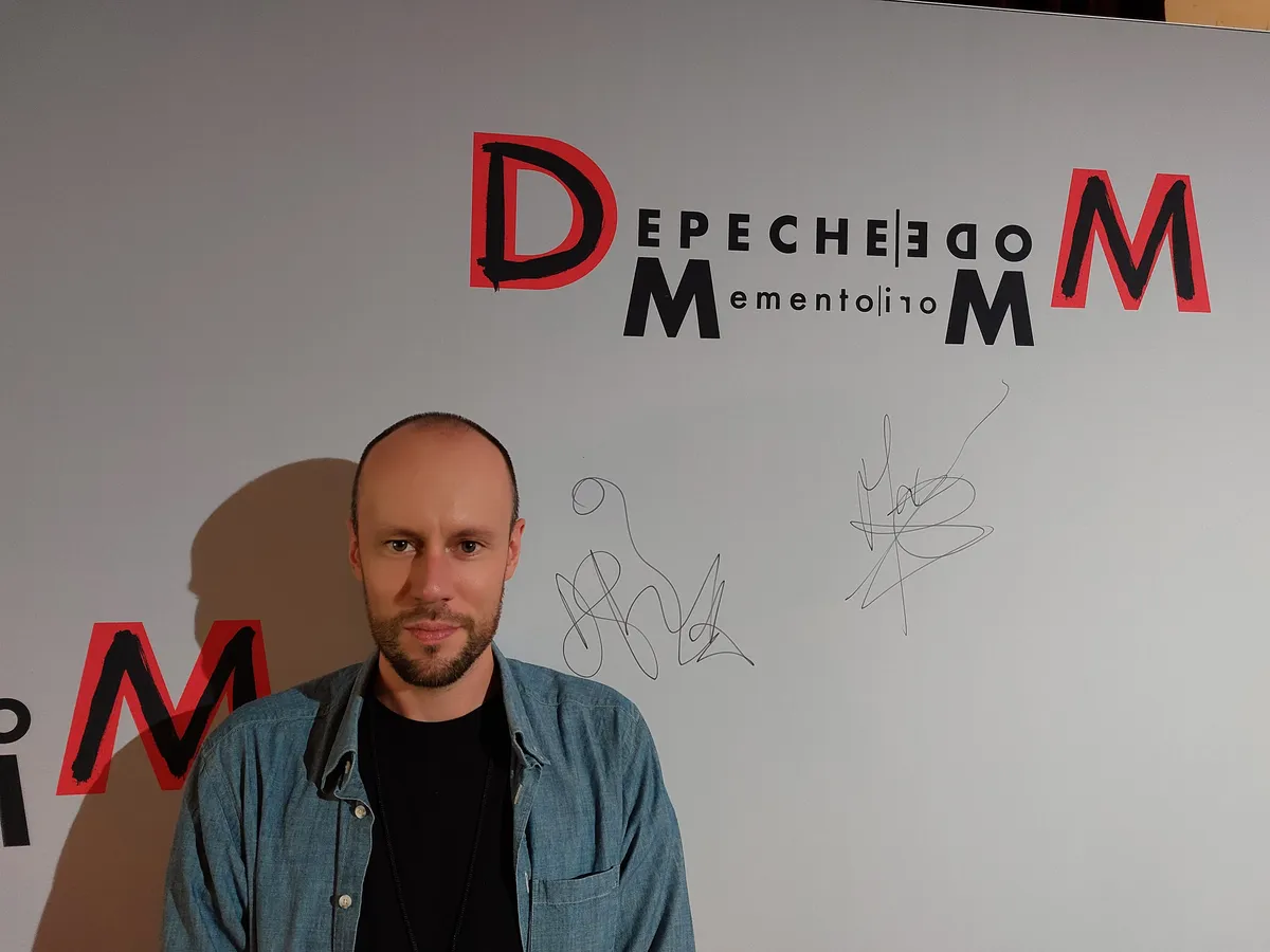 Peeter Kormašov Berliinis Depeche Mode'i maailmaturnee väljakuulutamisel. Stuudios tekkis sedavõrd eriline elekter, et Kristinkal läks täiesti meelest saatepilt teha. Niisiis jäävad külalise nägu näitama hetked Berliinist.