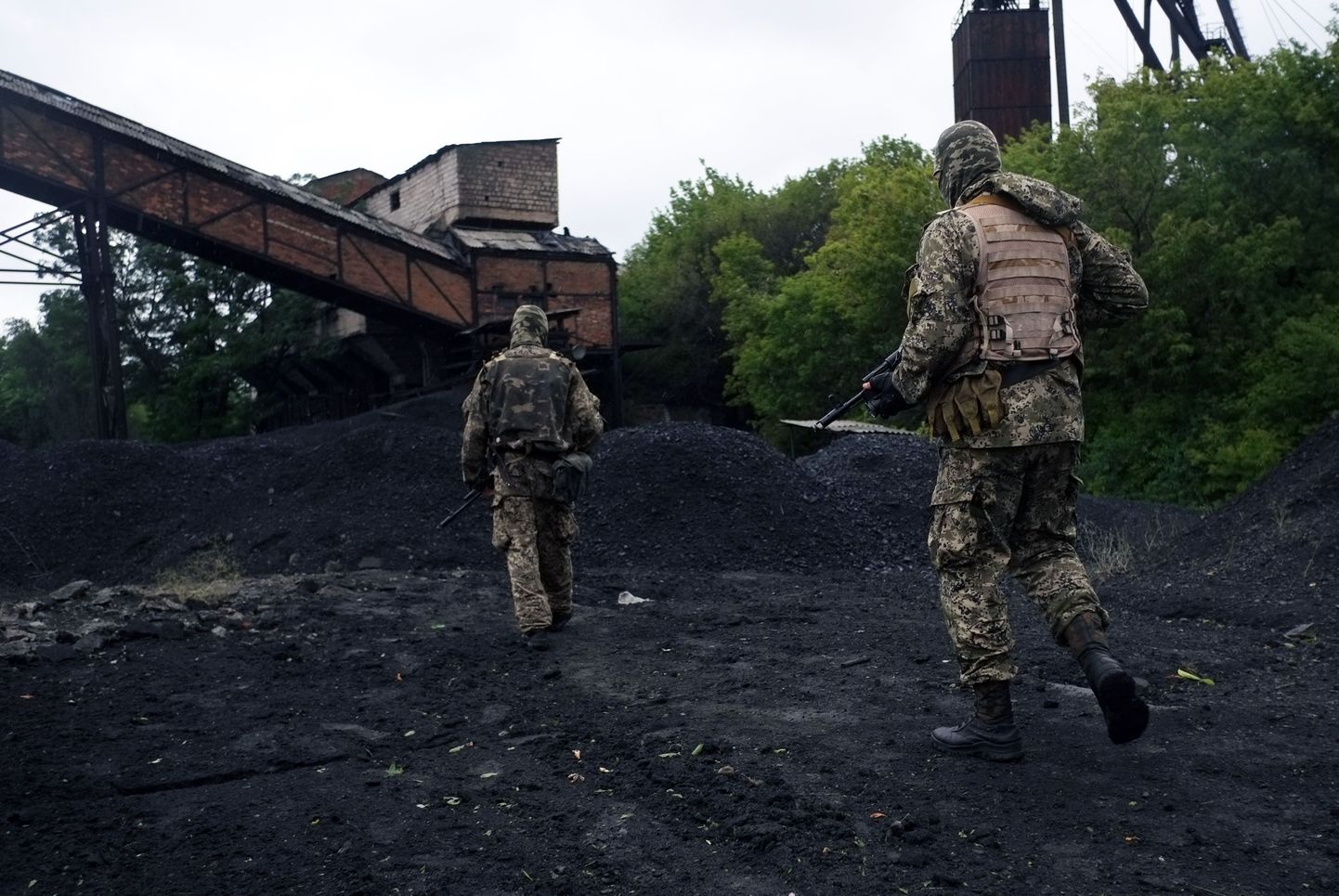 Relvastataud venemeelsed Donbassi söekaevanduses.