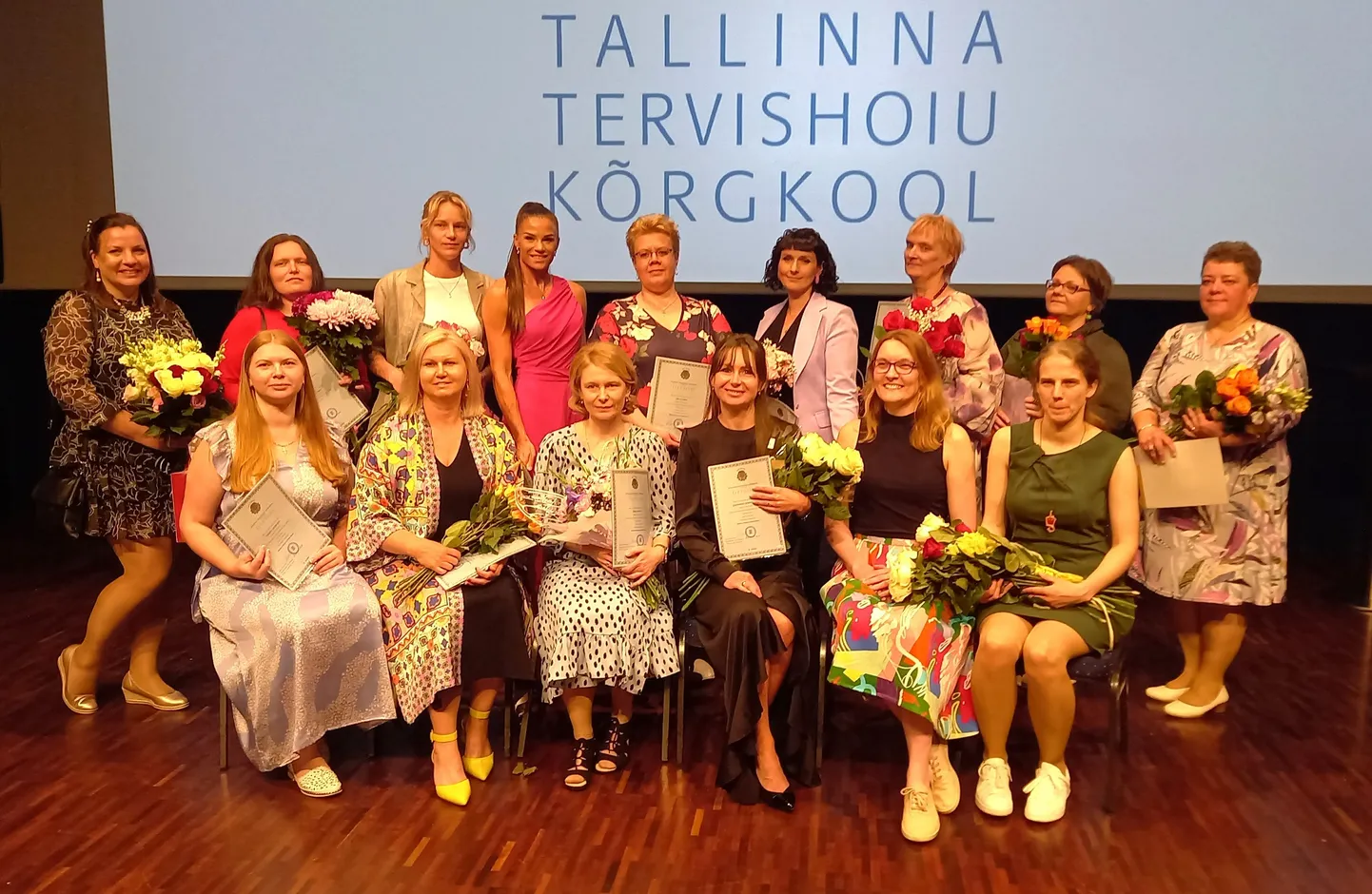 Tallinna Tervishoiu Kõrgkooli Kohtla-Järve struktuuriüksuse rakenduskõrgharidusõppe tegevusterapeudi õppekava lõpetajad koos õppejõududega.