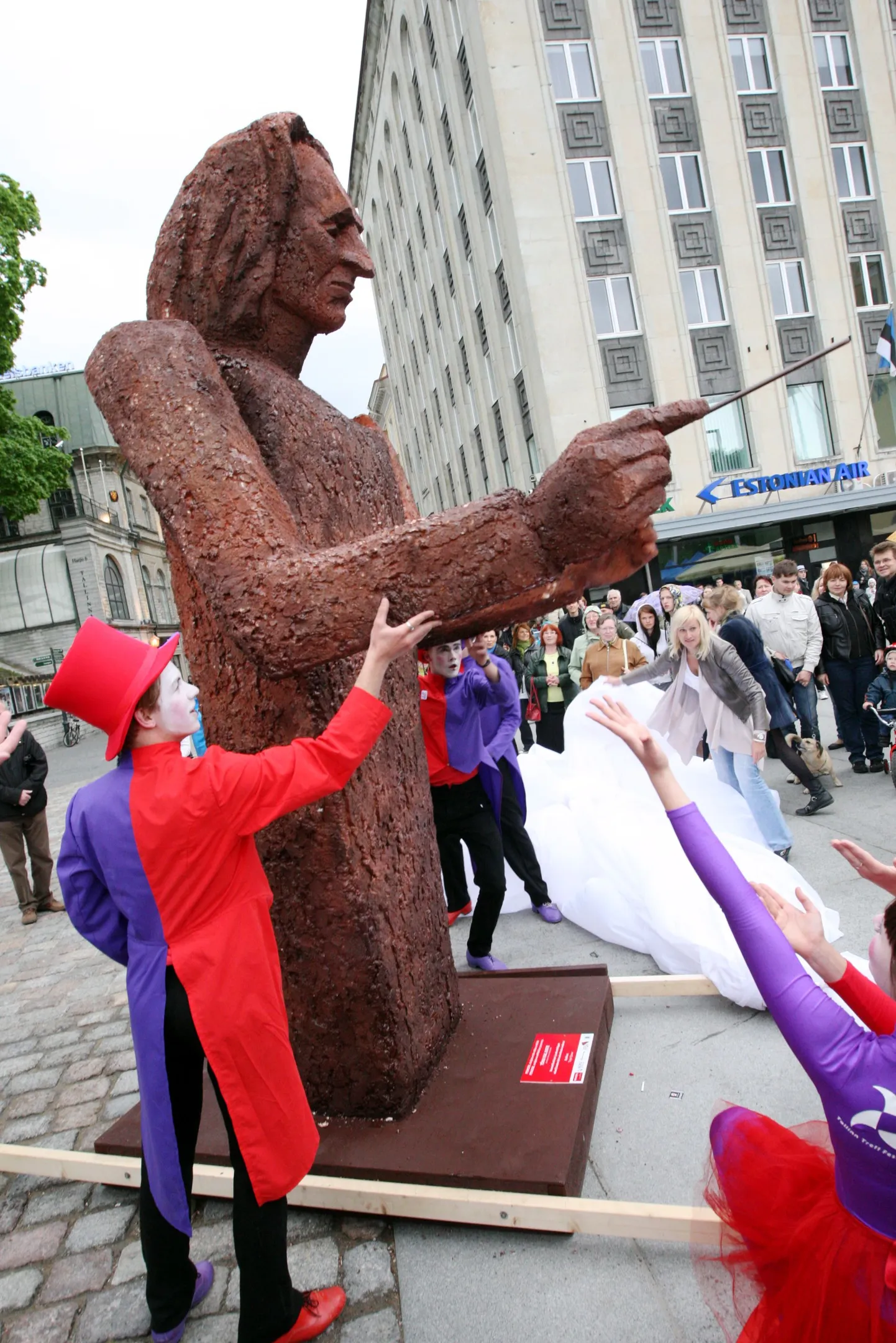 XXX Tallinna Vanalinna Päevad toimuvad 28. mai 2011 - 5. juuni 2011. XXX Tallinna Vanalinna Päevade tunnuslauseks on „Avatud südamega linn“. Vahuskulptuur - Tõnu Kaljuste, kelle käed liiguvad edasi-tagasi