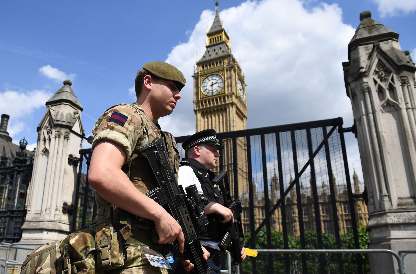 Briti sõdur patrullimas parlamendihoone juures.