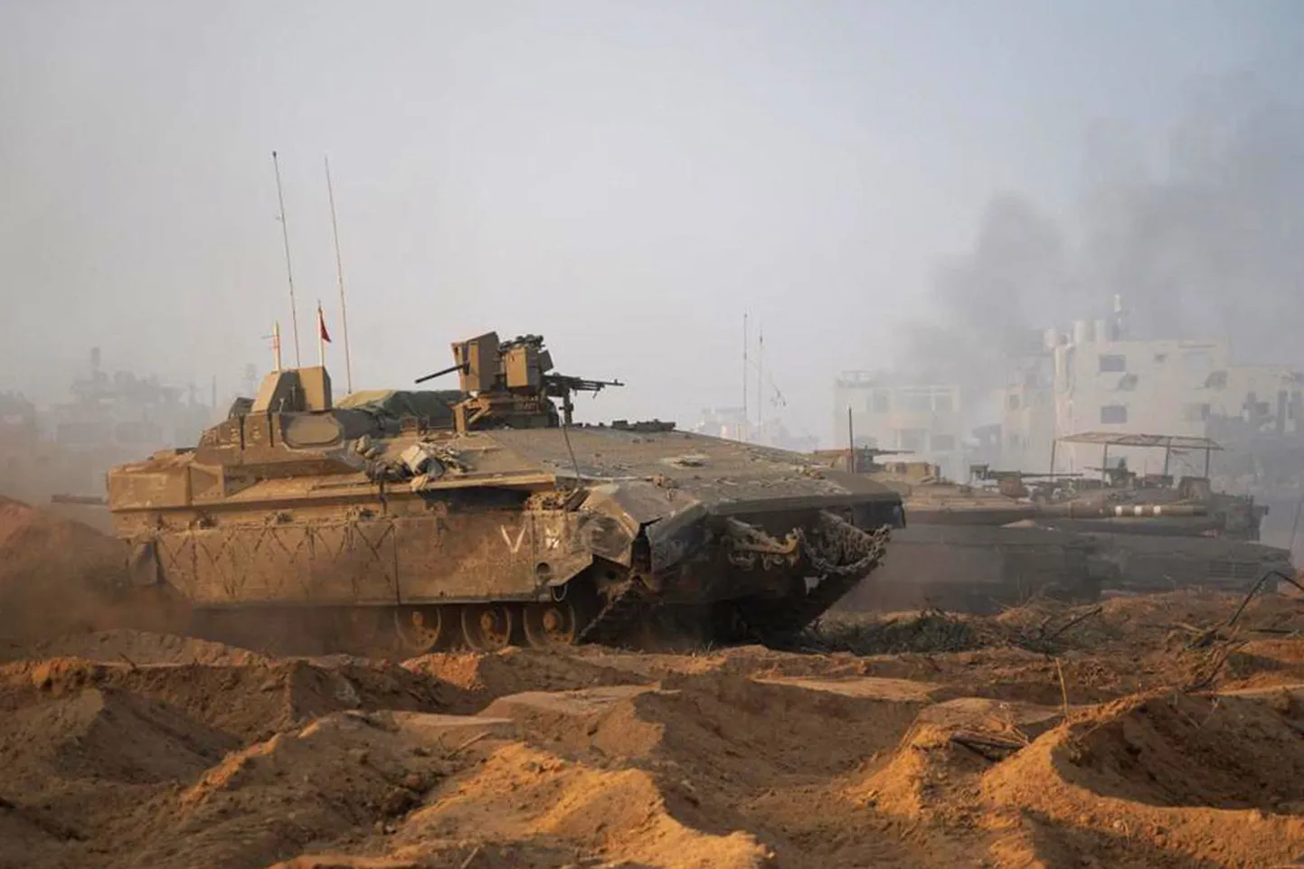 Iisraeli lahingumasinad Gazas.