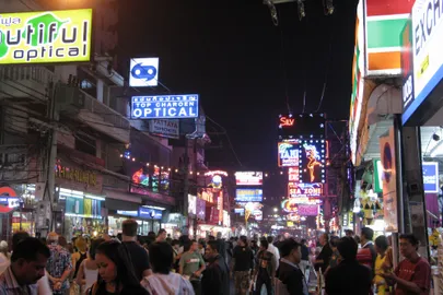 Pattaya Walking Street 2009. aastal. Õnneks leidub Tais ka teistsuguseid vaatamisväärsusi ja keskkondi.