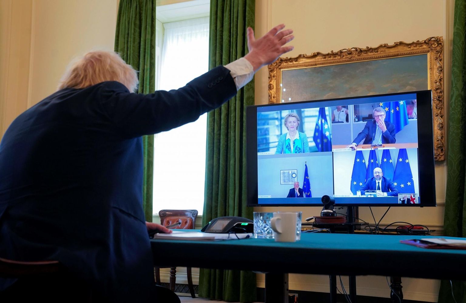 Suurbritannia valitsusjuht Boris Johnson žestikuleeris esmaspäeval elavalt, kui pidas oma ametikabinetist videokonverentskõne Euroopa Komisjoni presidendi Ursula von der Leyeni, Euroopa Ülemkogu eesistuja Charles Micheli, europarlamendi presidendi David Sassoli ja ELi Brexiti-pealäbirääkija Michel Barnier’ga.