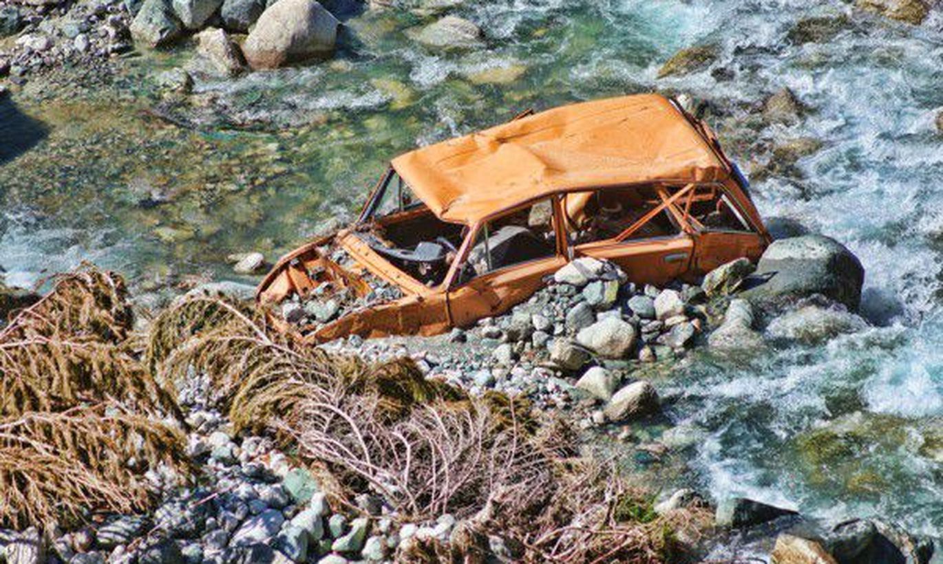 Заброшенные автомобили под водой