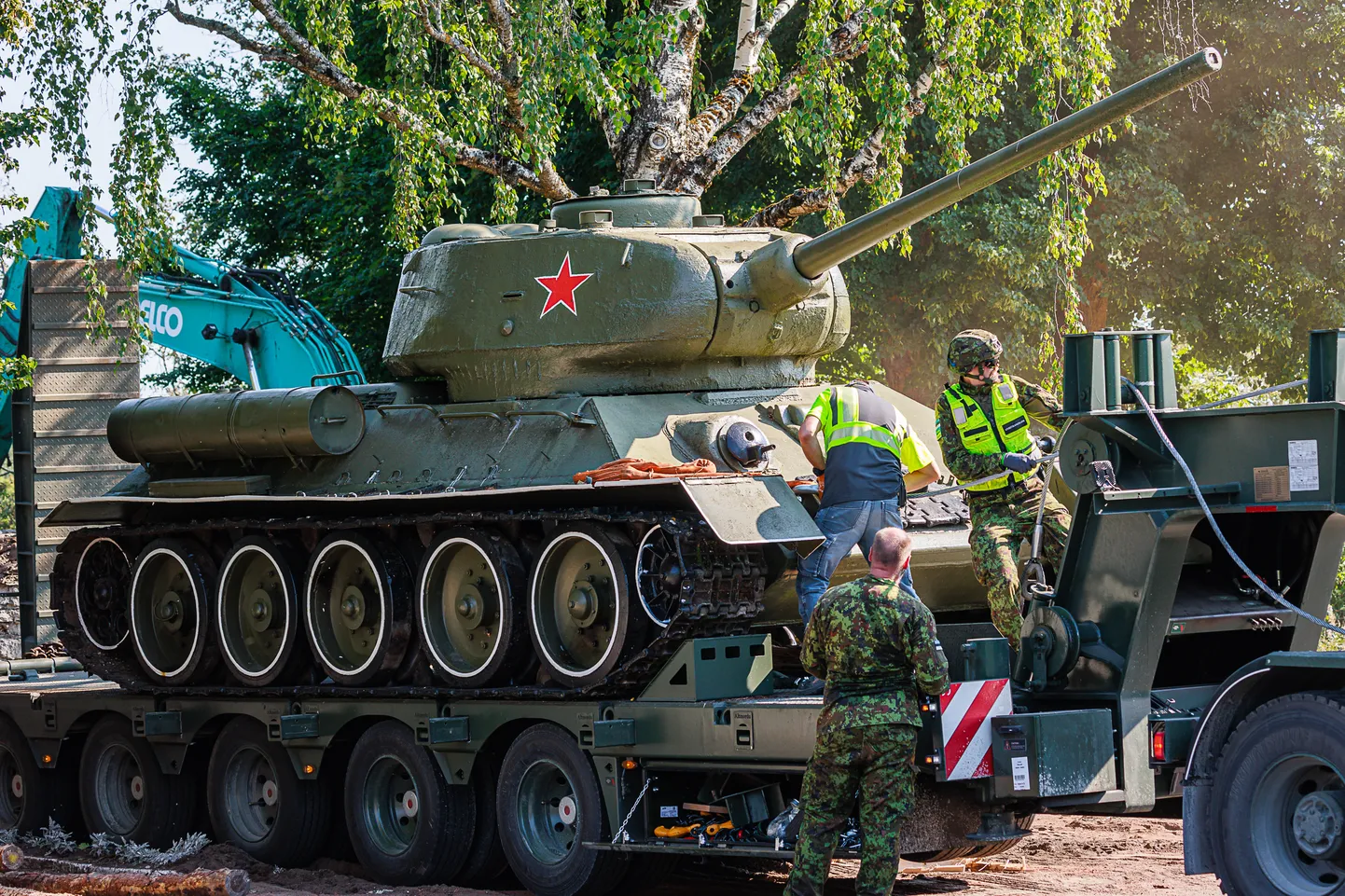 16 августа 2022 года решением правительства из Нарвы был убран советский памятник-танк и другие мемориалы. Это вызвало возмущение части населения, но крупных беспорядков все же удалось избежать.