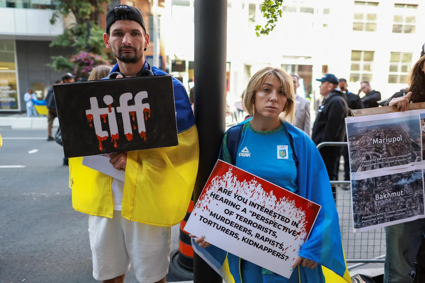 Septembris toimunud Toronto rahvusvahelise filmifestivali (TIFF) plaan näidata ka dokfilmi «Venelased sõjas» tõi protestijad tänavatele. Plakatil küsitakse: «Kas oled huvitatud terroristide, mõrvarite, vägistajate, piinajate ja inimröövijate perspektiivist?» Filmi nägi alles pärast ametlikku festivali.