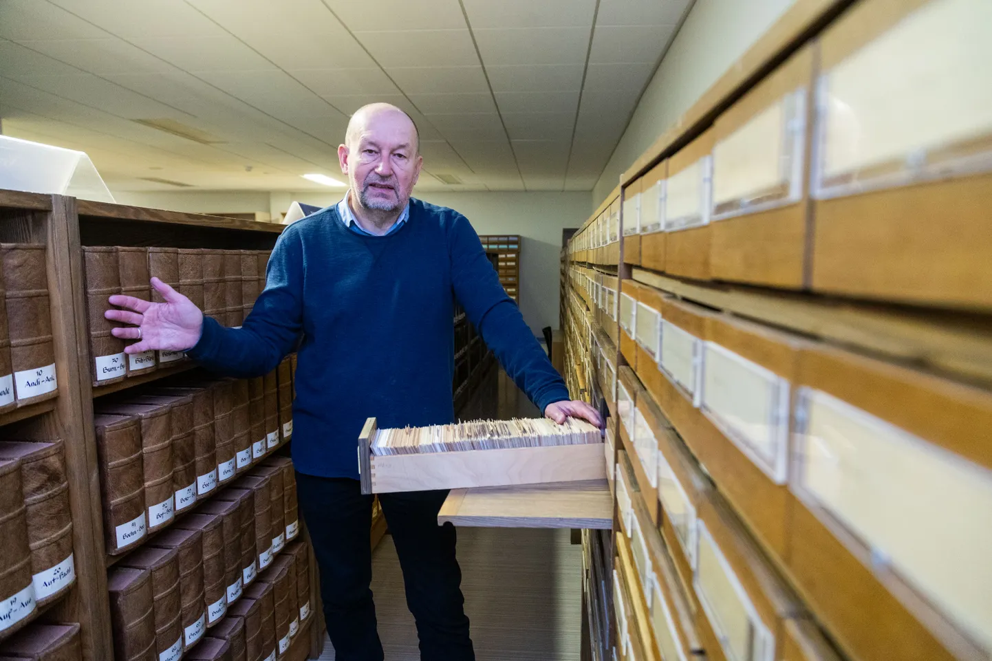 Asko Tamme näitab Tartu ülikooli raamatukogus sedelkataloogi, mis on praeguse e-kataloogi eelkäija.