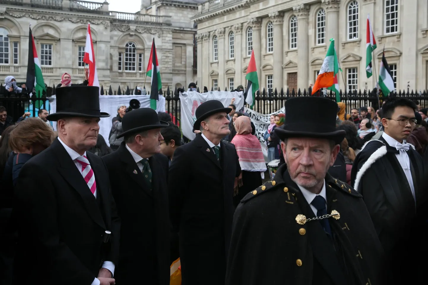 Ülikoolides on sageli segamini läinud ideoloogia ja teadus. Palestiina-meelsed üliõpilased segavad meeleavaldusega Cambridge’i ülikooli lõpuaktuse protsessiooni novembris 2024.