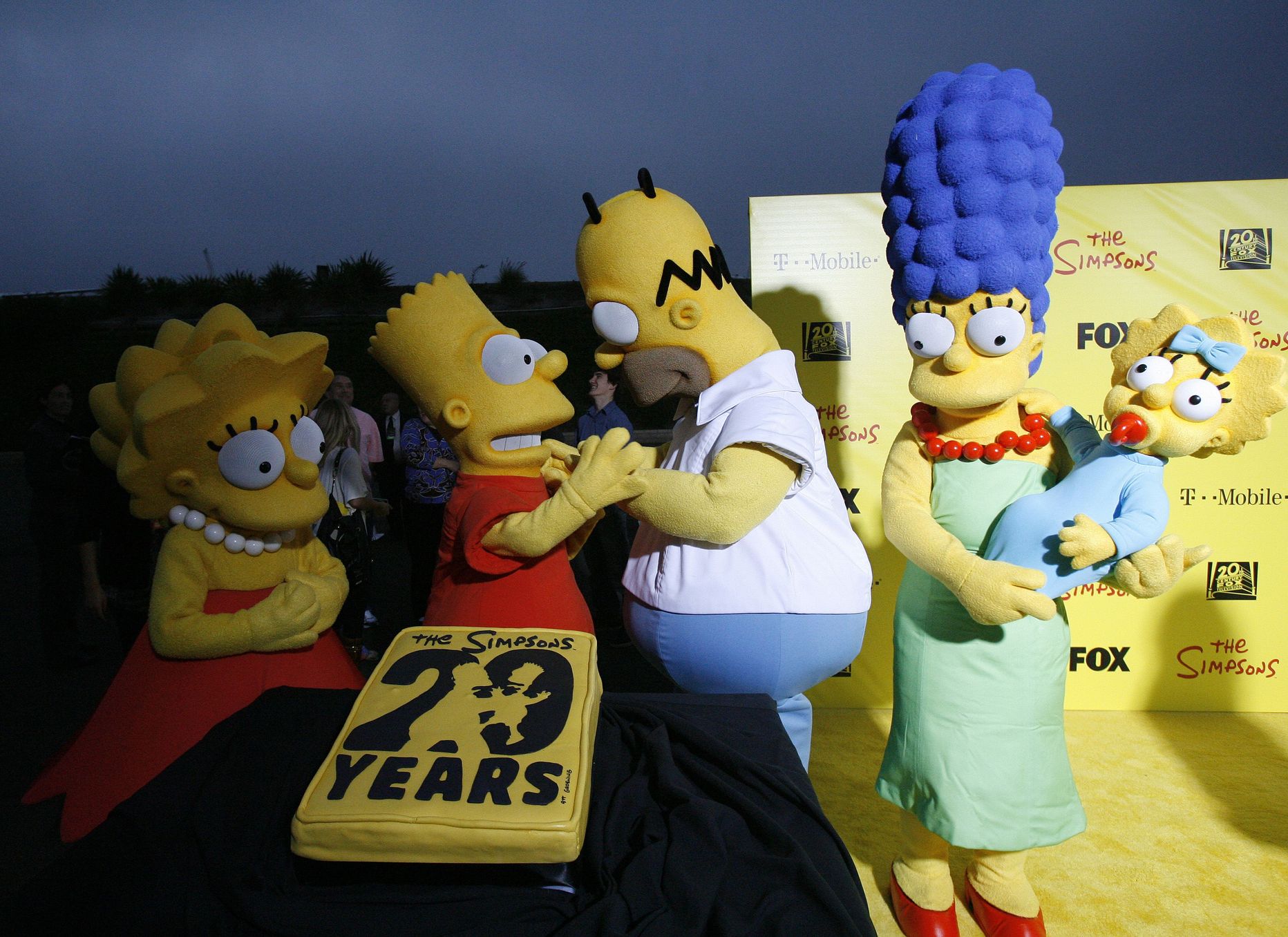 Perekond Simpsonid kahekümnendat sünnipäeva tähistamas.