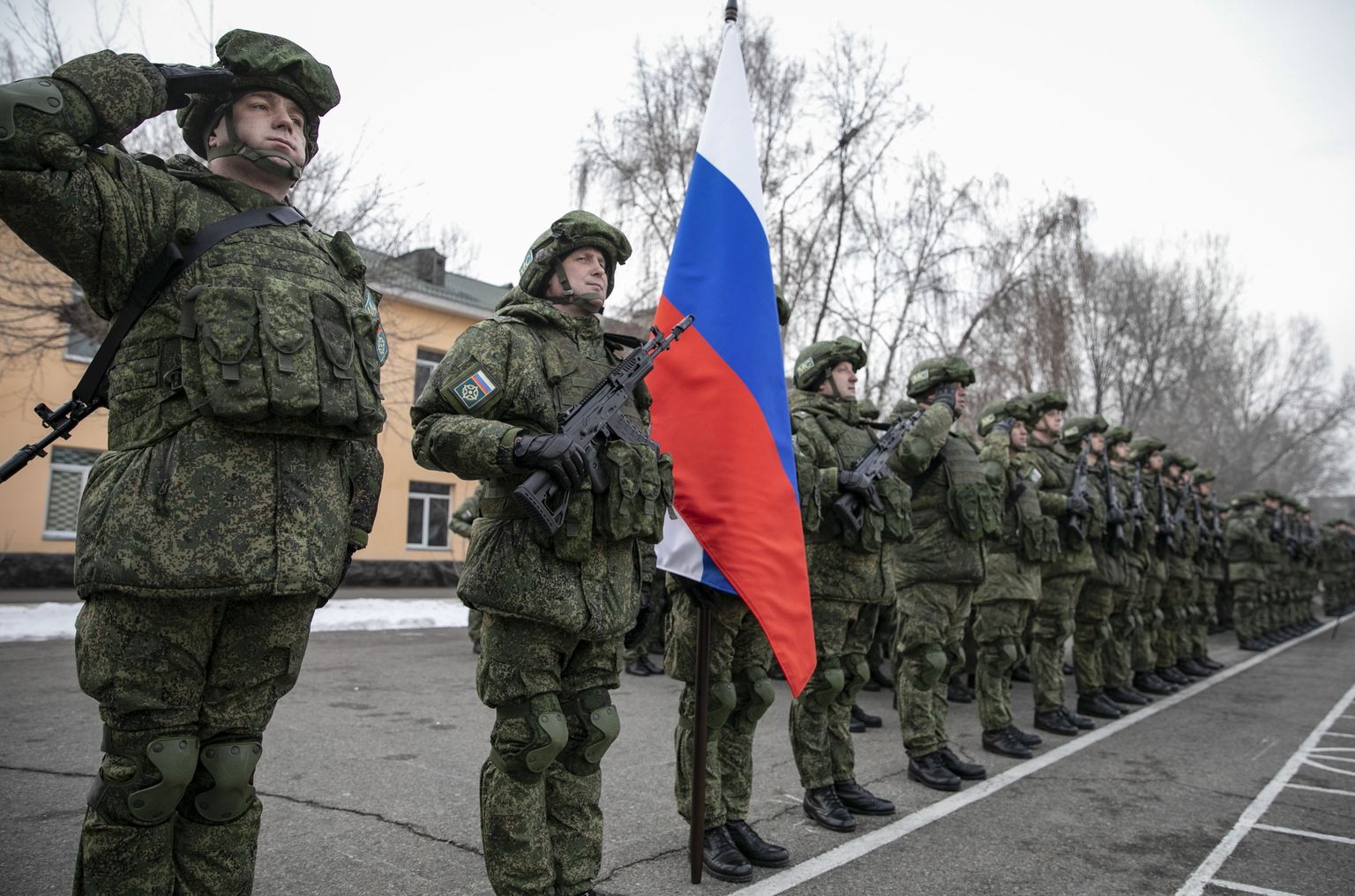 Vene sõdurid Almatõs tseremoonial enne Kasahstanist lahkumist. Foto tehtud 13. jaanuaril.
