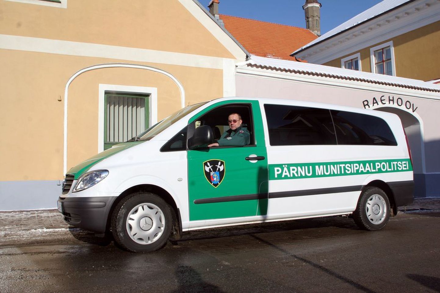Pärnu munitsipaalpolitsei minibuss.