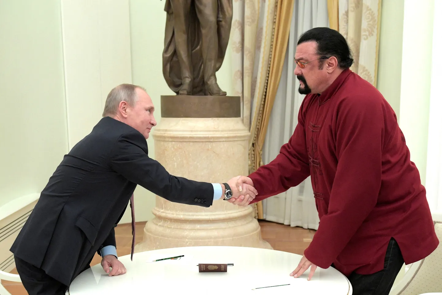 Kara noziedznieks Putins un Stīvens Sīgals
