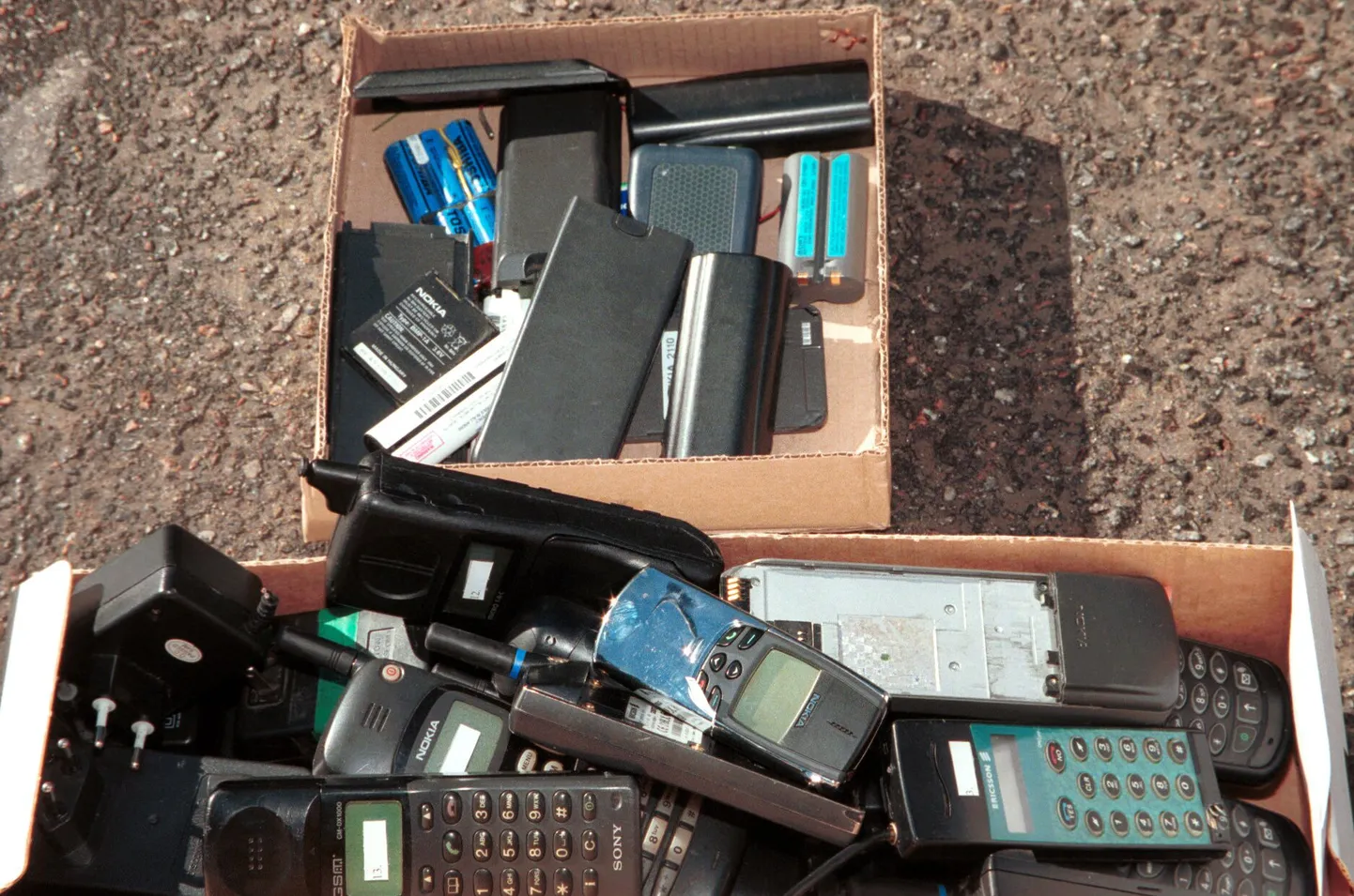 Vanad mobiiltelefonid.