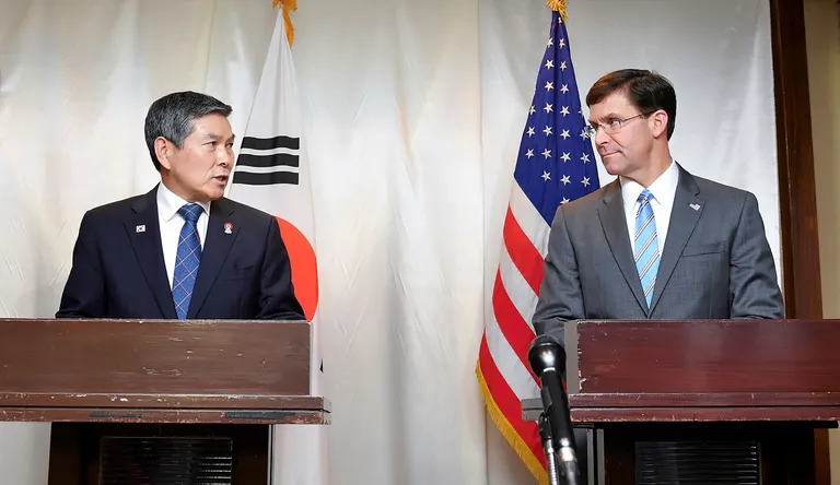 Novembris 2019 tehtud foto, millel on Lõuna-Korea kaitseminister Jeong Kyeong-doo (vasakul) koos USA kaitseministri Mark Esperiga.