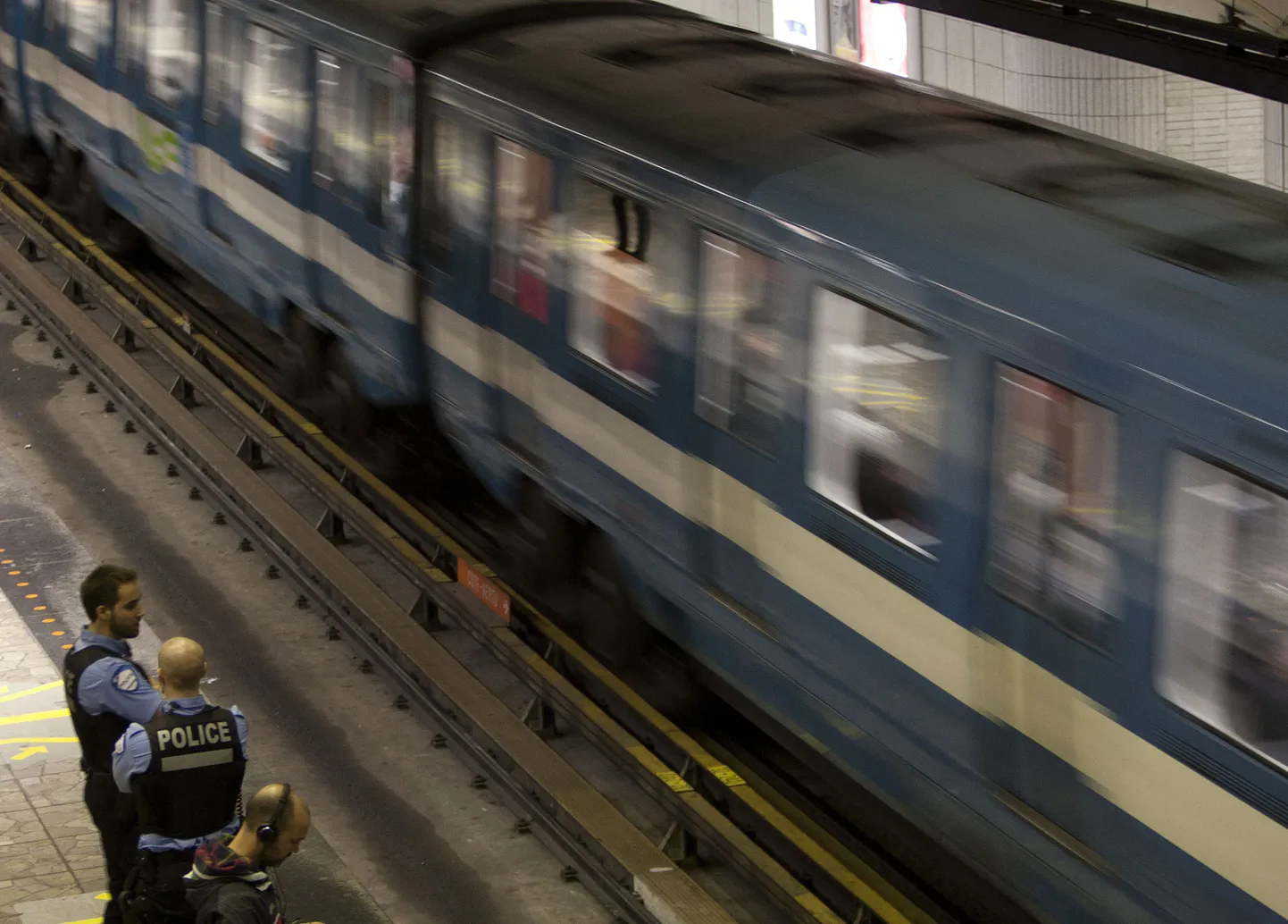 Politseinikud täna Montreali metroos.