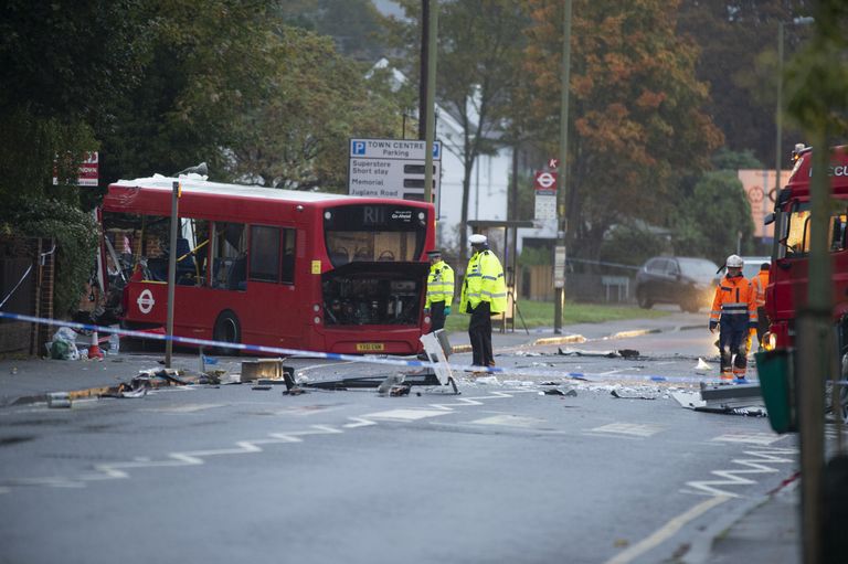 Londoni lähedal toimus liiklusõnnetus, milles hukkus 1 ja sai vigastada 15 inimest