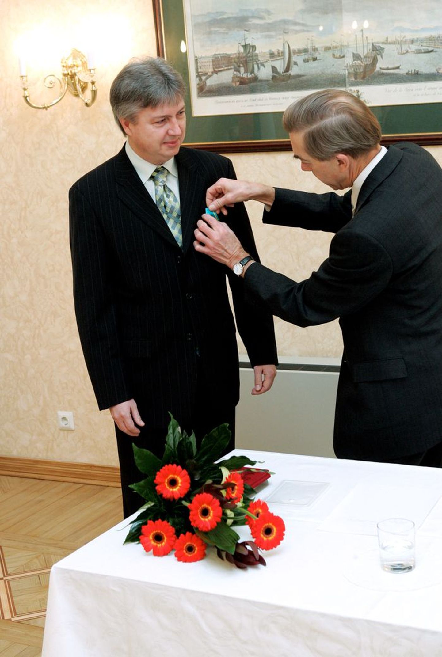 Siinsete venelaste delegatsiooni juhiks on Andrei Krasnoglazov (vasakul). Foto on pärit aastast 2008, mil tollane Vene suursaadik Nikolai Uspenski autasustas Krasno­glazovit, tollast Puškini instituudi direktorit, vene keele ja kirjanduse populariseerimise eest medaliga.