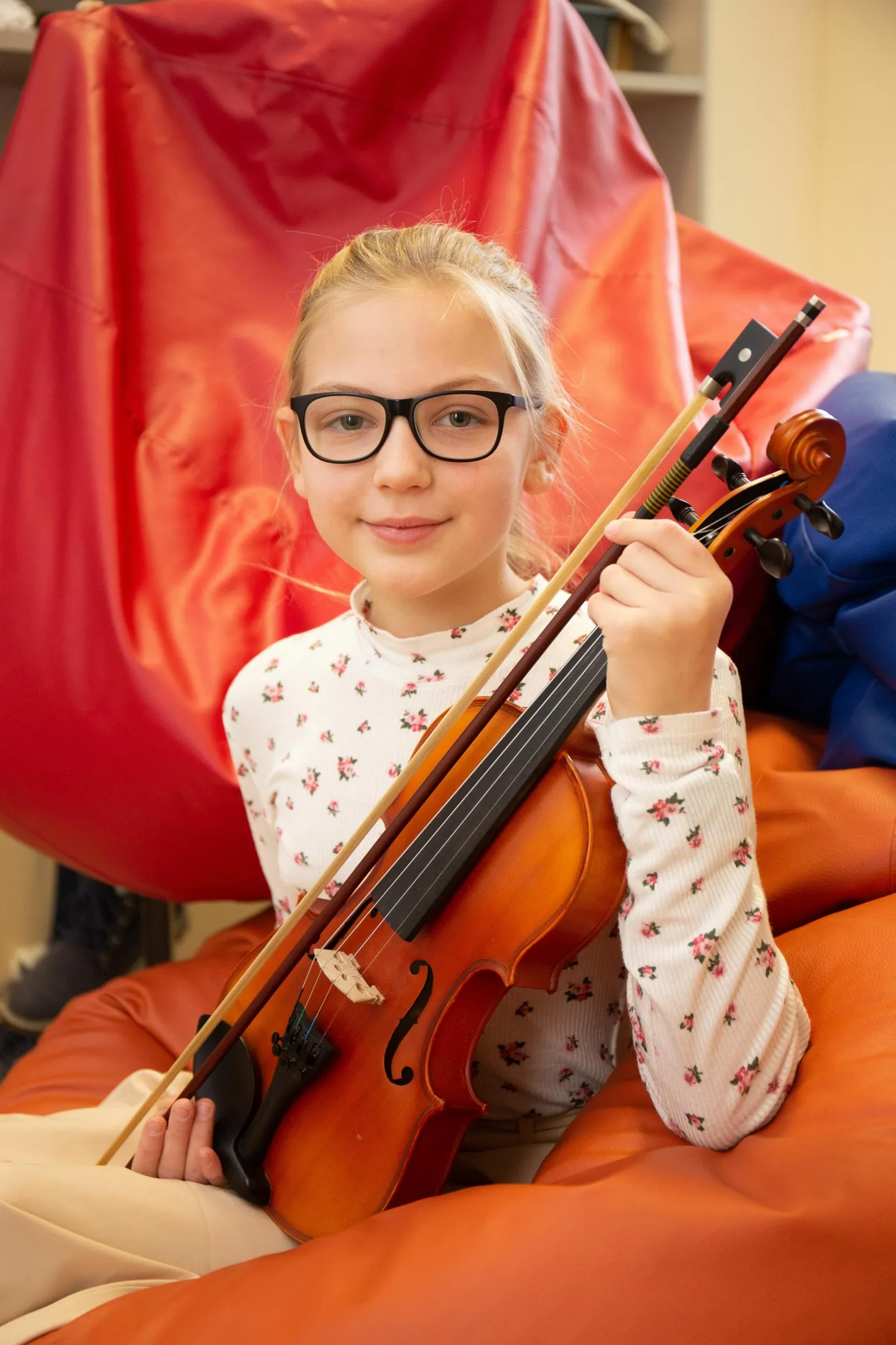 Kitzbergi gümnaasiumi kuuendas klassis õppiv Isabel Palu õpib klaverit ja viiulit Karksi-Nuia muusikakoolis ning käib laulmist õppimas Suure-Jaani muusikakoolis.