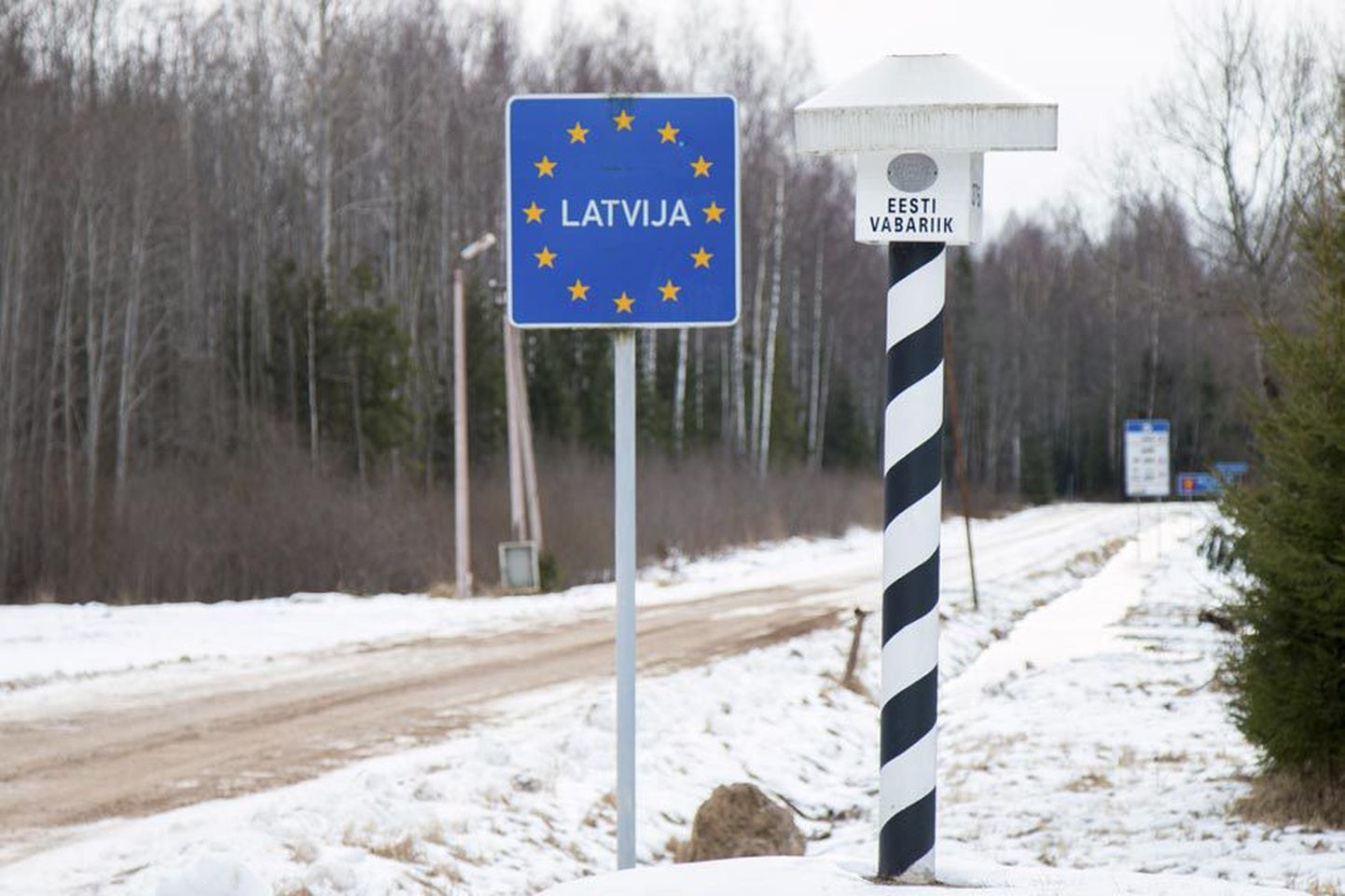 Sõites läbi Mõisaküla Läti poole, muutub kõvakattega tee pärast riigipiiri ületamist kipakaks kruusateeks.