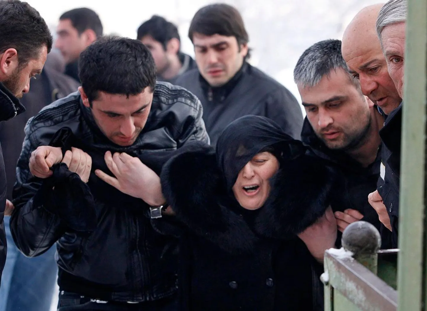 Parameedikud pidid hukkunud grusiini ema Dodo Kharzišvilit rahustama.