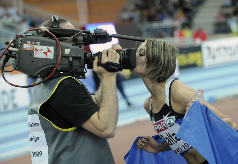 Ksenija Balta suudlemas 2009. aastal Euroopa meistrina kaamerat. See oli enne tänast viimane kord, kui Eesti sai rõõmustada kergejõustiku sise-EMi medali üle.