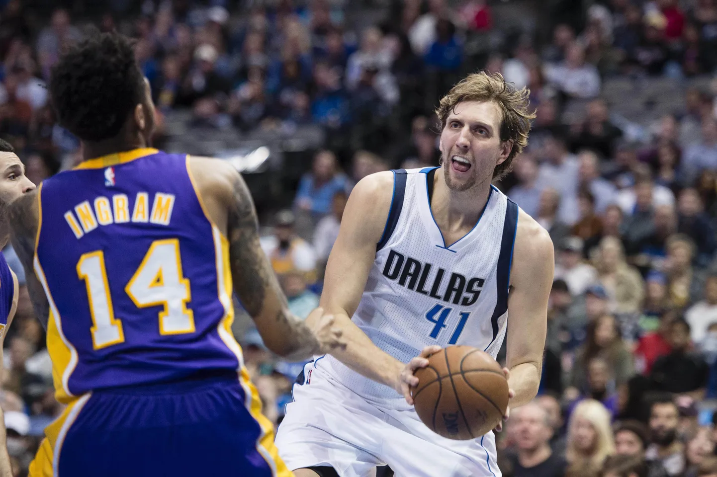 Dirk Nowitzki (palliga) aitas Mavericksil noort Lakersi meeskonda häbistada.