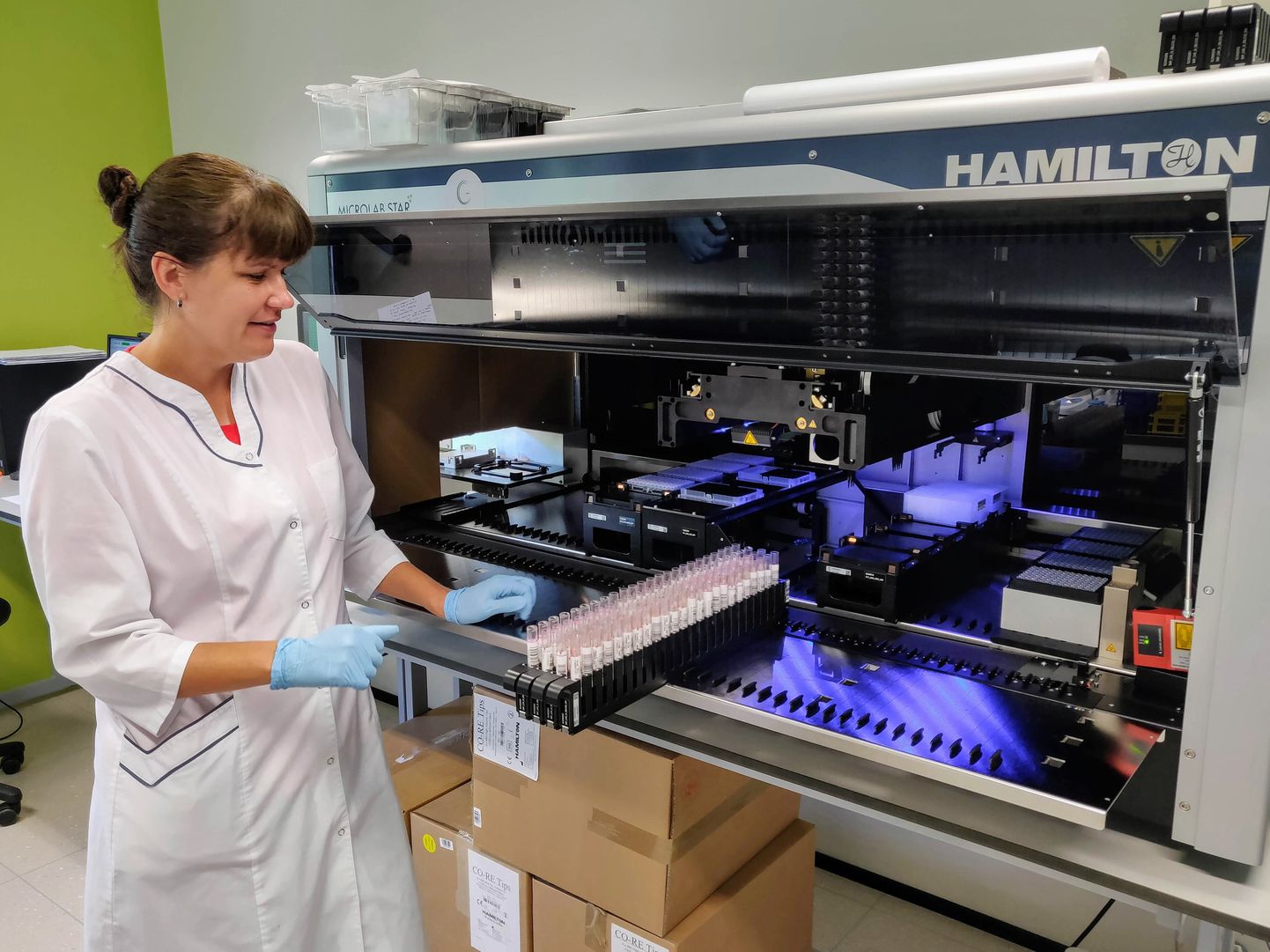 Geenivaramu laboris eraldatakse fraktsioneerimisrobotiga vereproovist DNA. Pildil teeb seda geenivaramu laborant Kristina Lokotar.
