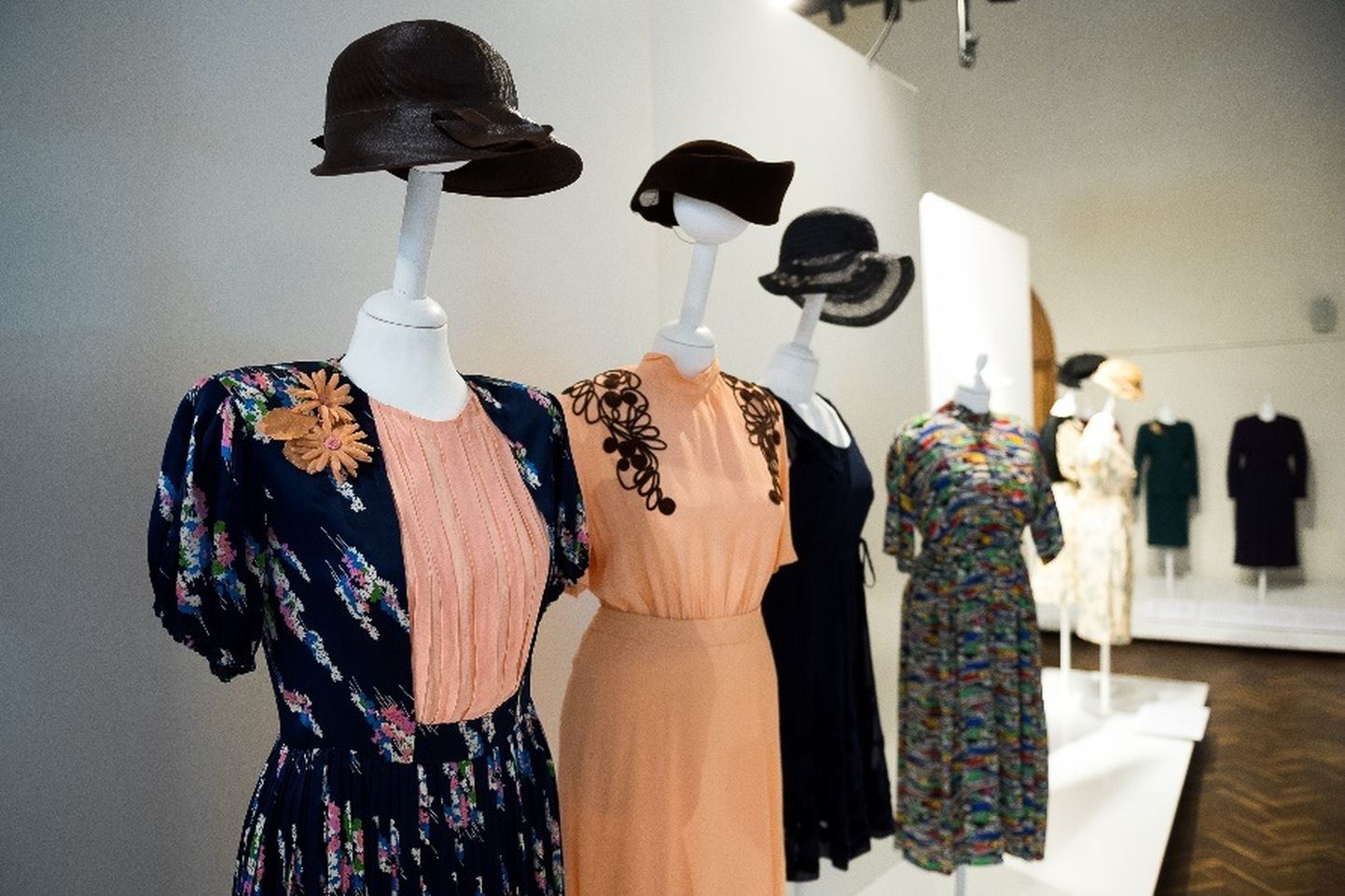 Vaade näitusele «Moejoon: pidulik rõivamood 1920 – 1940»