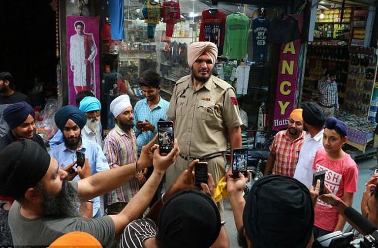 India politseinik Jagdeep Singh, kelle pikkus on 228 sentimeetrit