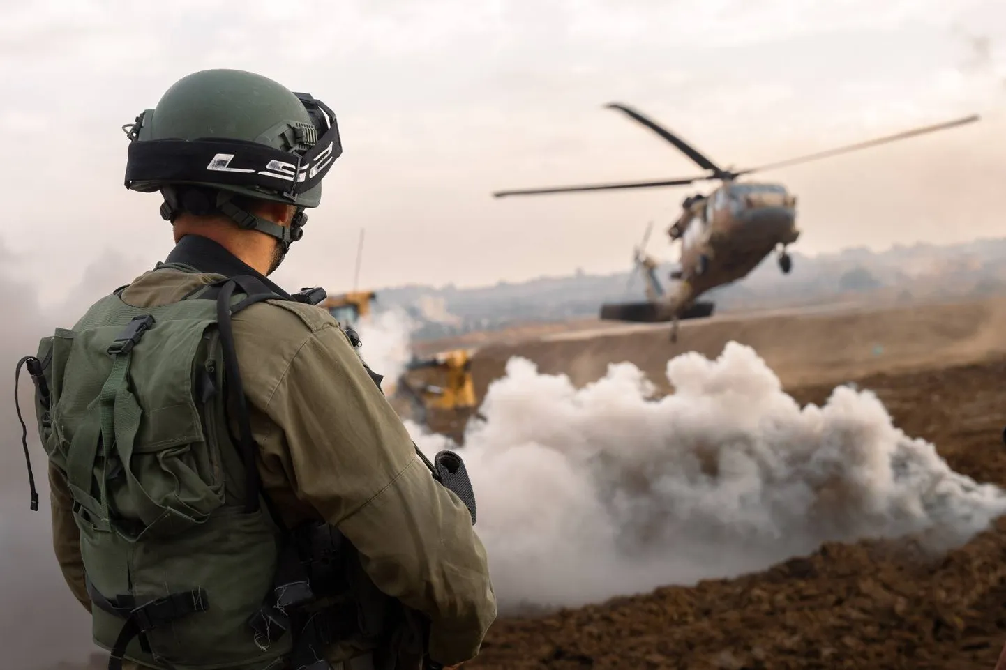 Iisraeli sõdur jälgib helikopterit.