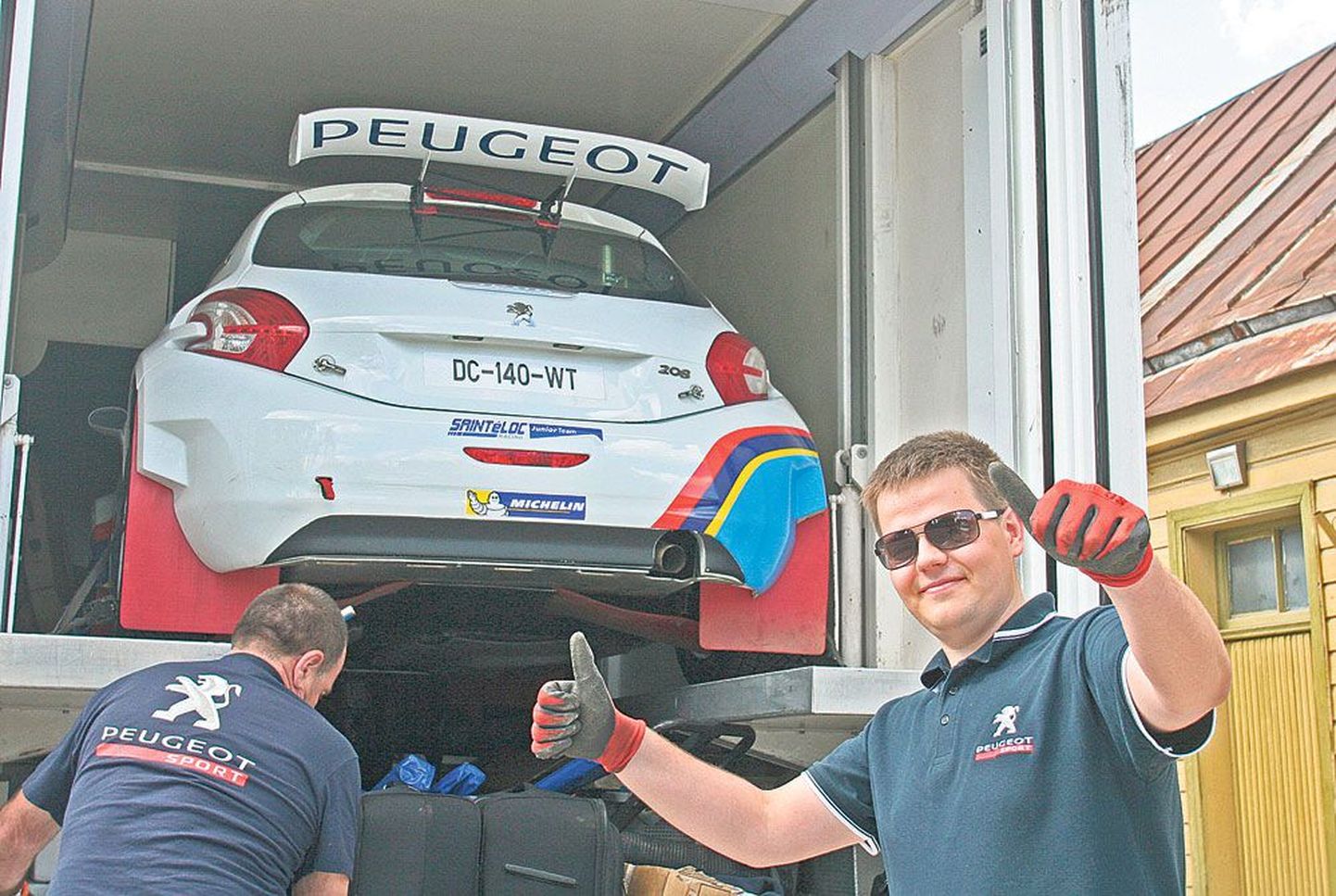 Siim Plangi oma uue võistlusautoga Peugeot 208 T16 R5, mis on Peugeot’ tehasemeeskonna värskeim toodang.