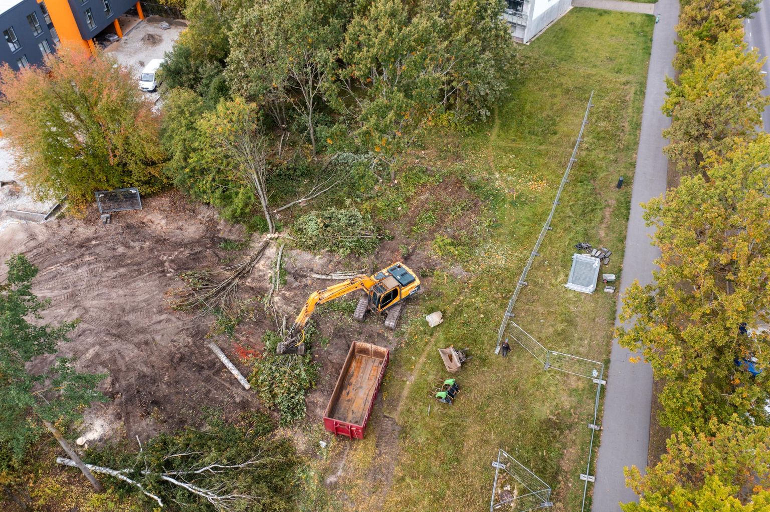 Pärnus Mai 67 krundil saeti maha kortermaja ehitusele ette jääv võsa ja puud.