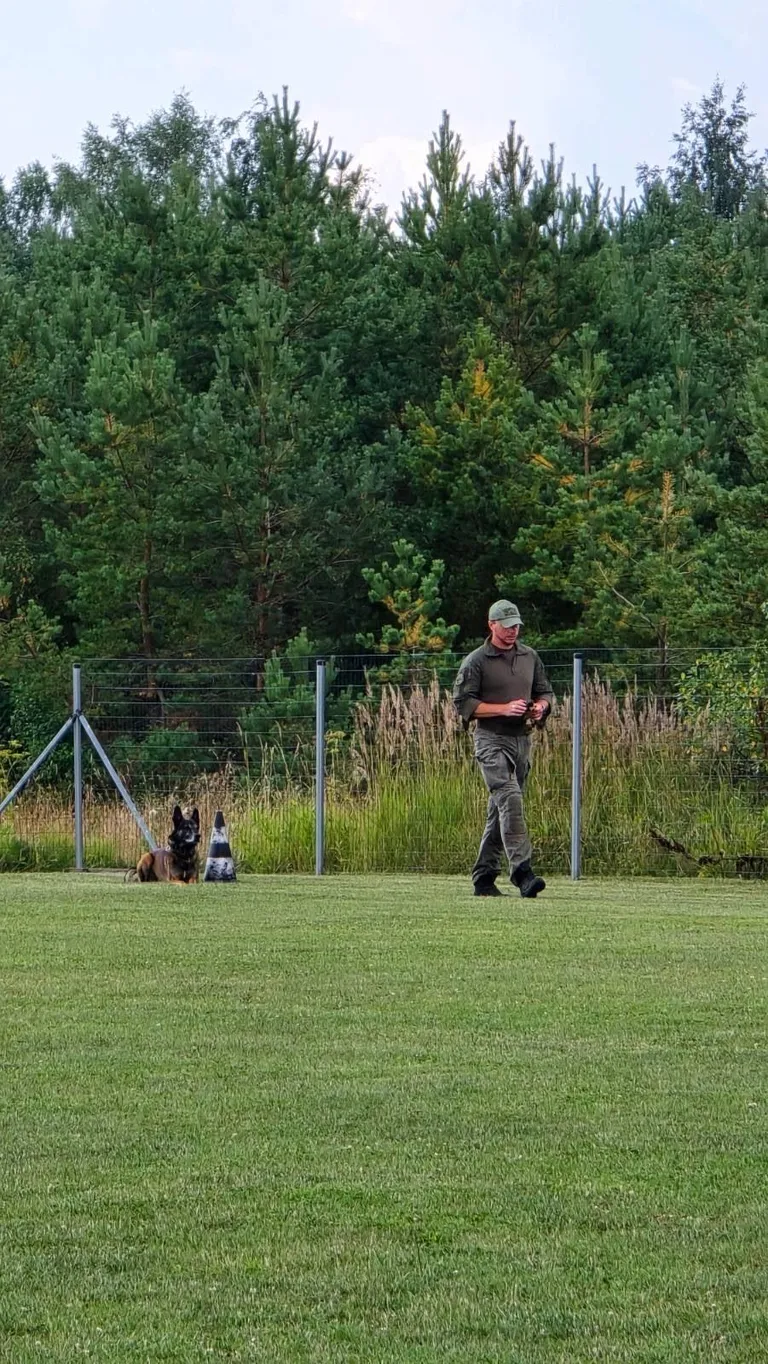 Tõnu Kohver koos Uljasega teenistuskoerte võistlusel Saaremaal.