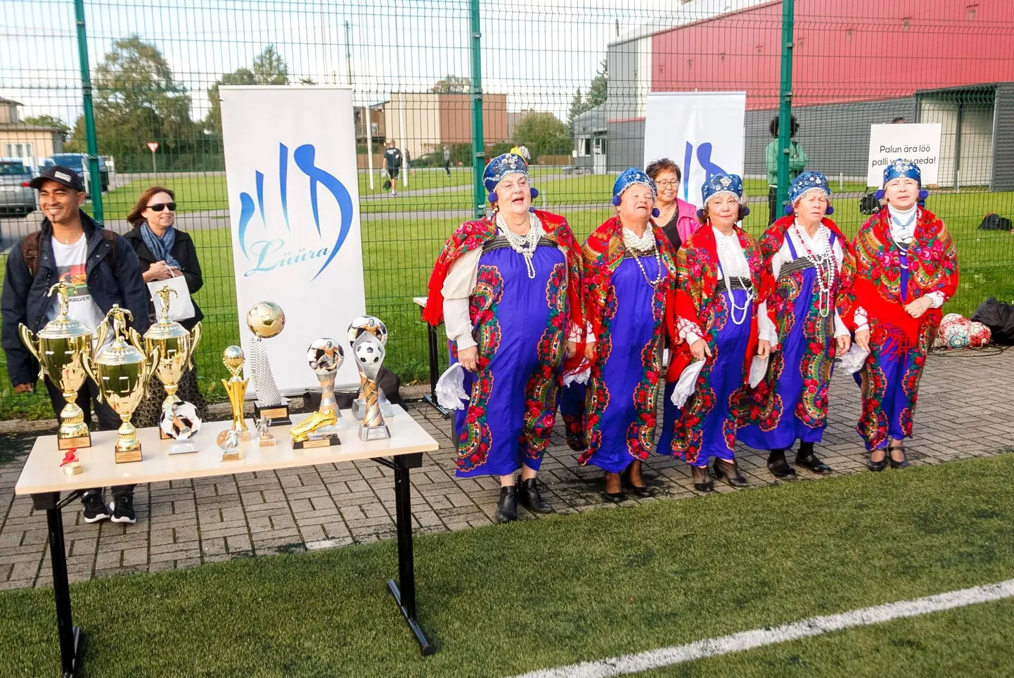 Настроение участников и гостей турнира поднимал русский хор.