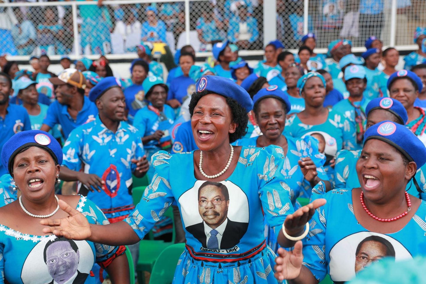 Teist ametiaega alustava Malawi presidendi Peter Mutharika toetajad elavad tema pildiga kleitides ametissevannutamisele kaasa.