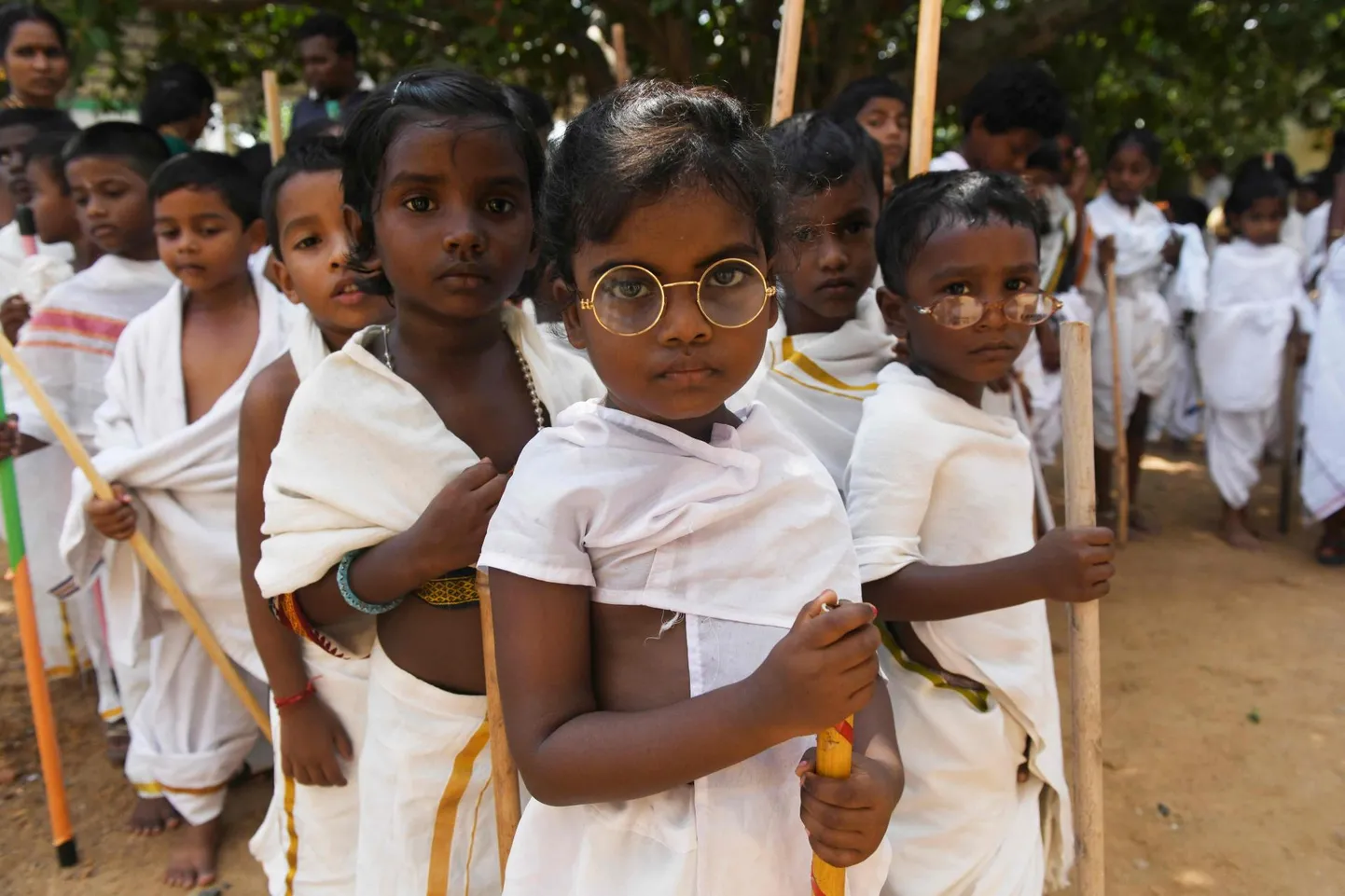 Mahatma Gandhiks riietatud koolilapsed Chennais.