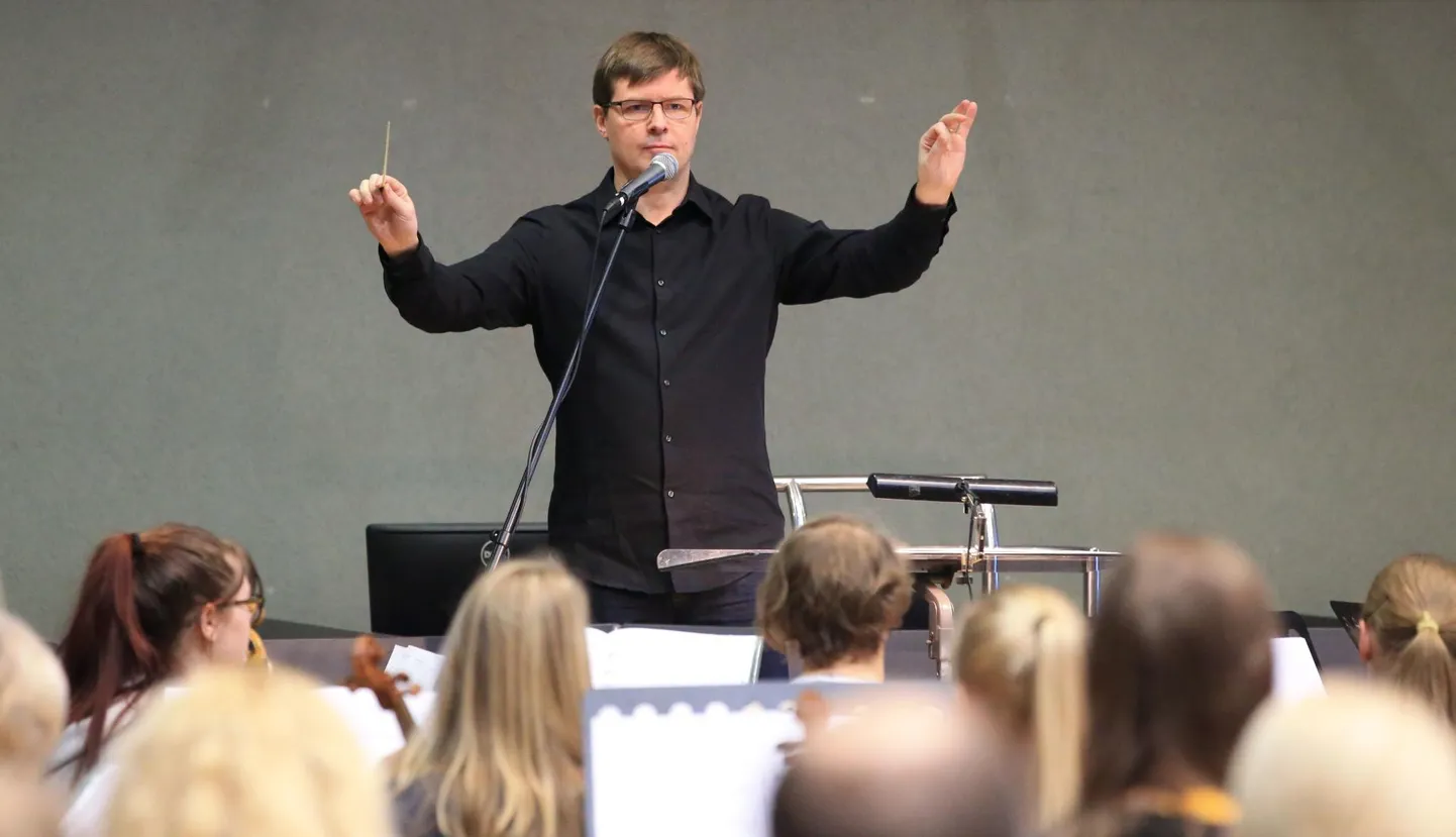 Suvise laulupeo Lõuna-Eesti koondorkestri esimene jaanuarikuine eelproov Vanemuise kontserdimajas. Harjutati Hardo Ran Varrese pala «Eesti muinasjutt». Dirigeeris Hando Põldmäe (pildil).
