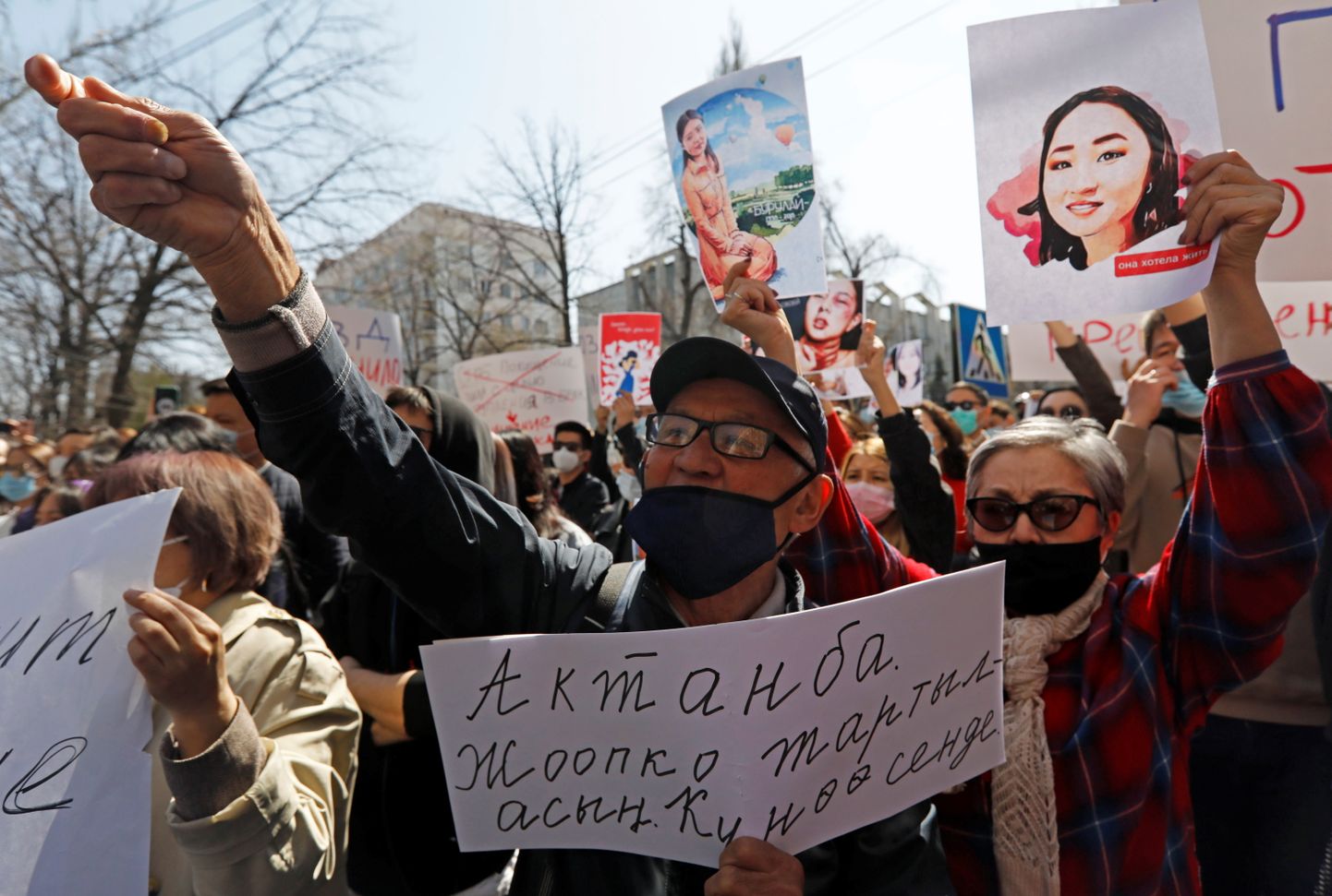 Aizada Kanatbekova toetuseks aprillis tänavatele protestima tulnud inimesed.