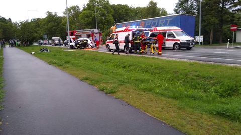 Фото: на шоссе Таллинн-Тарту в тяжелом ДТП пострадали трое, движение перекрыто