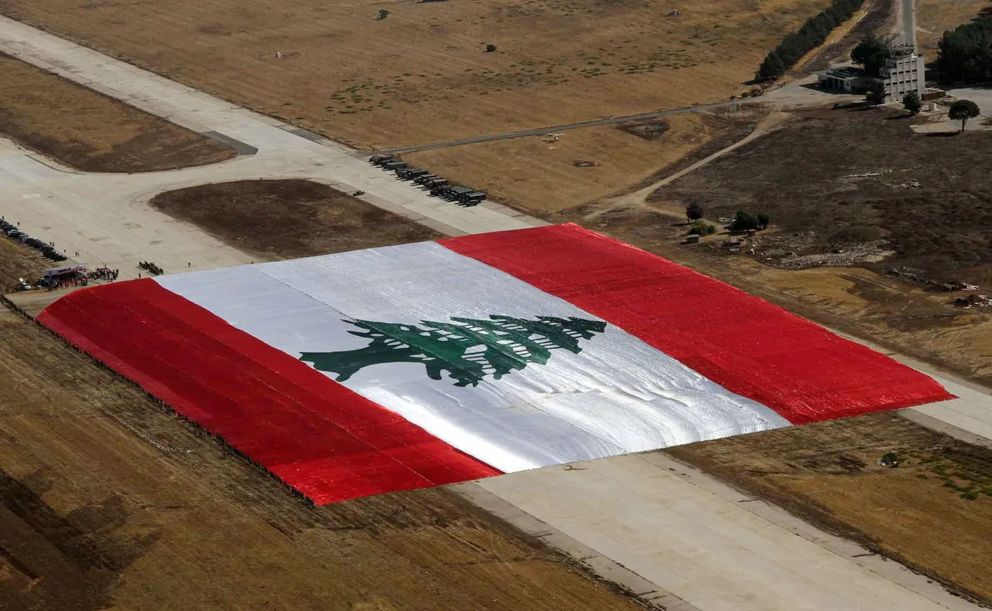Hiiglaslik Liibanoni lipp Bekaa oru idaosas Rayaki õhujõudude baasis.