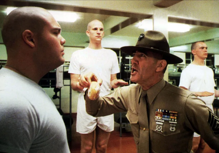 Kaader fiomist «Full Metal Jacket». Keskel Ronald Lee Ermey seersant Hartmanina