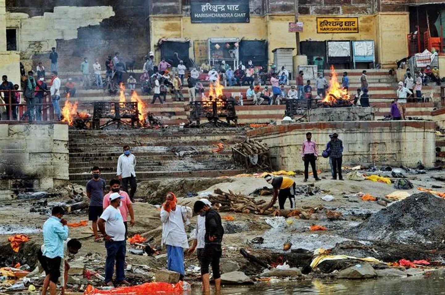 Koroonaohvrite tuhastamine Varanasis.