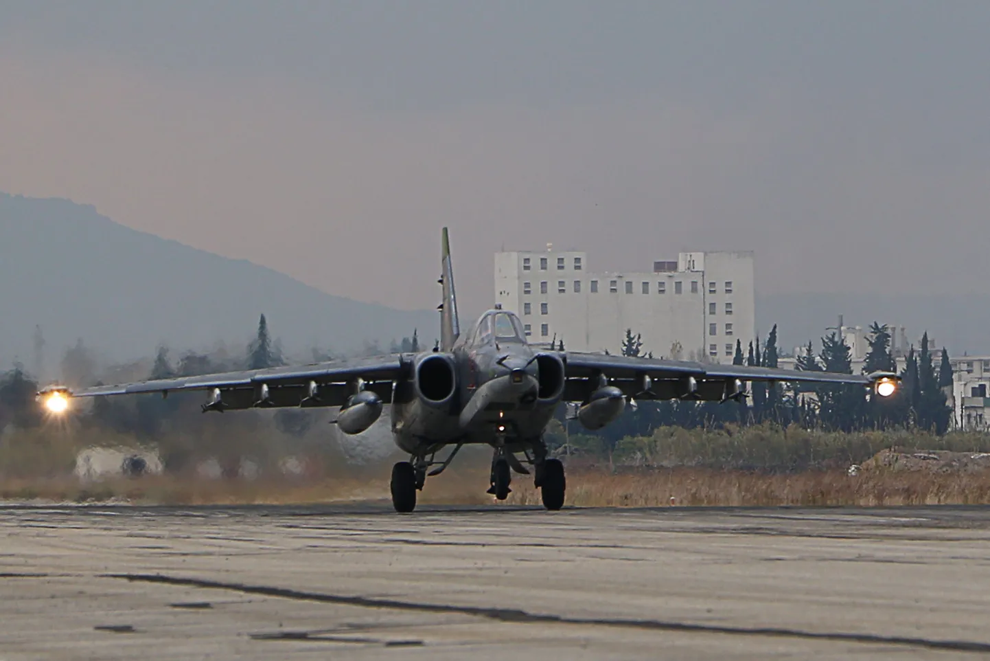 Vene Suhhoi Su-34  Hmeimini sõjabaasist Latakia provintsist õhku tõusmas.