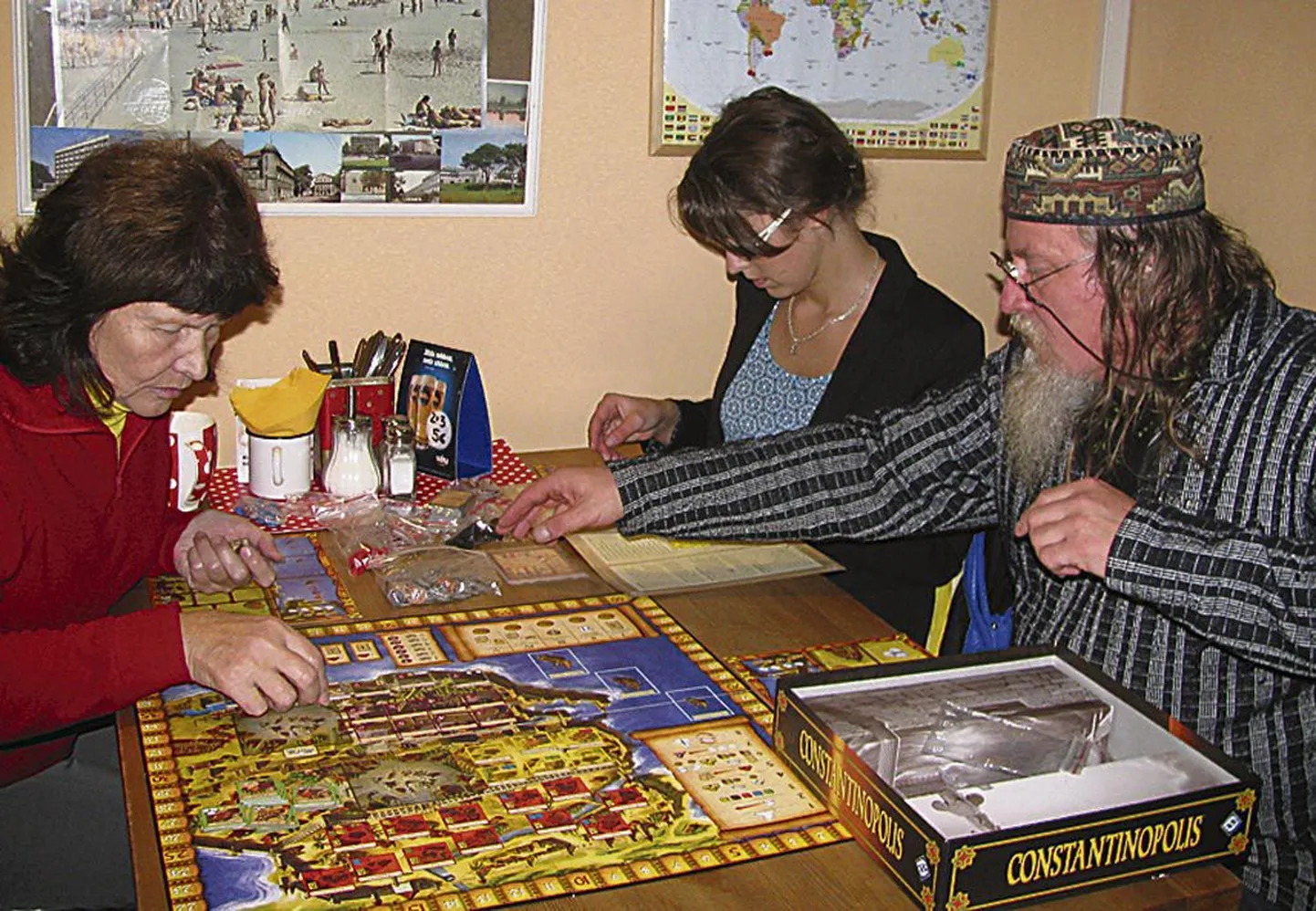 Olavi Kõrre õpetab keerulisemaid mänge.