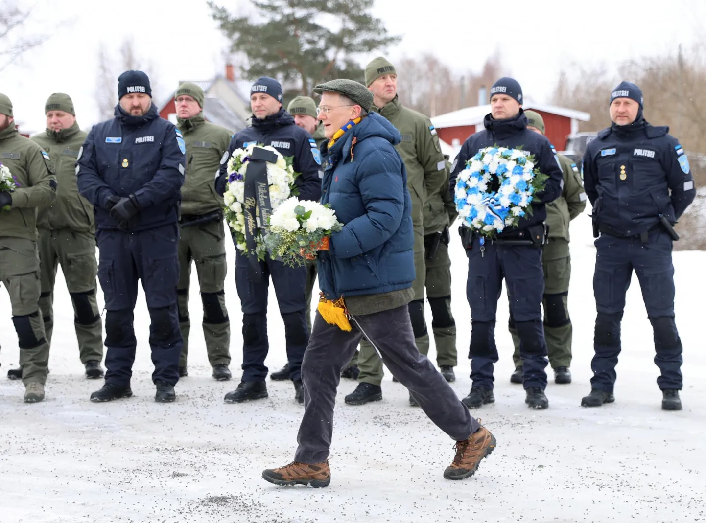 Peipsil tapetud piirivalvureid mälestanud Ameerika Ühendriikide suursaadik George P. Kent (esiplaanil) kinnitas eile, et hädaolukorras tulevad liitlassõdurid meie piirivalvuritele appi Eestit kaitsma.